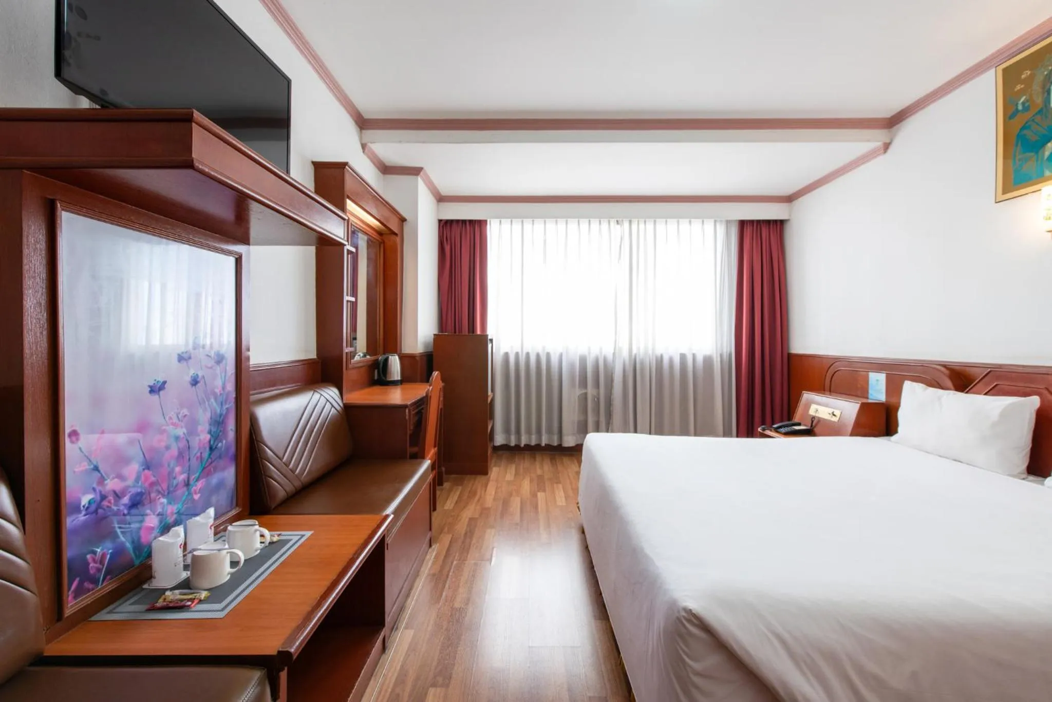 Photo of the whole room, Bed in Elizabeth Hotel