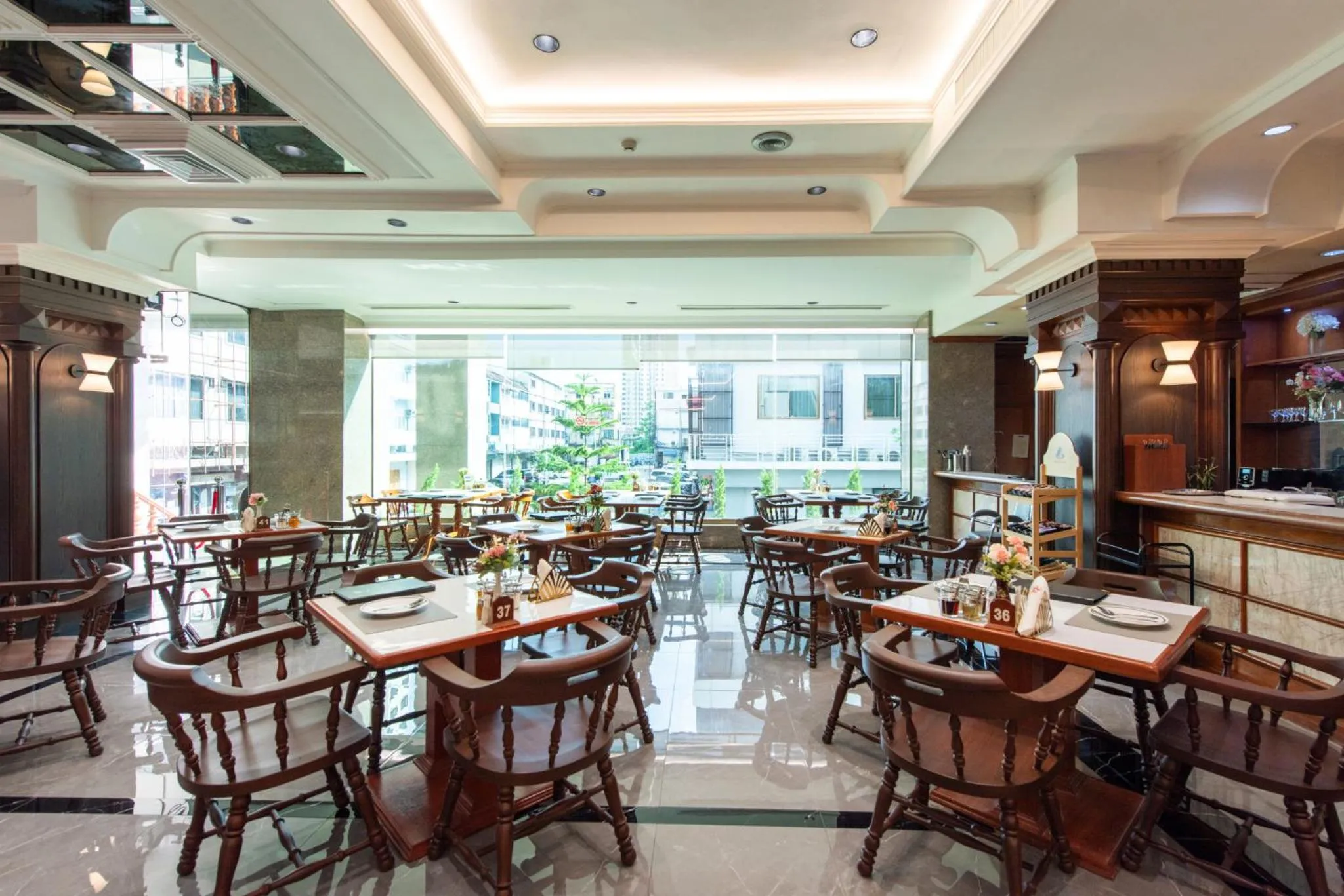 Restaurant/places to eat in Elizabeth Hotel