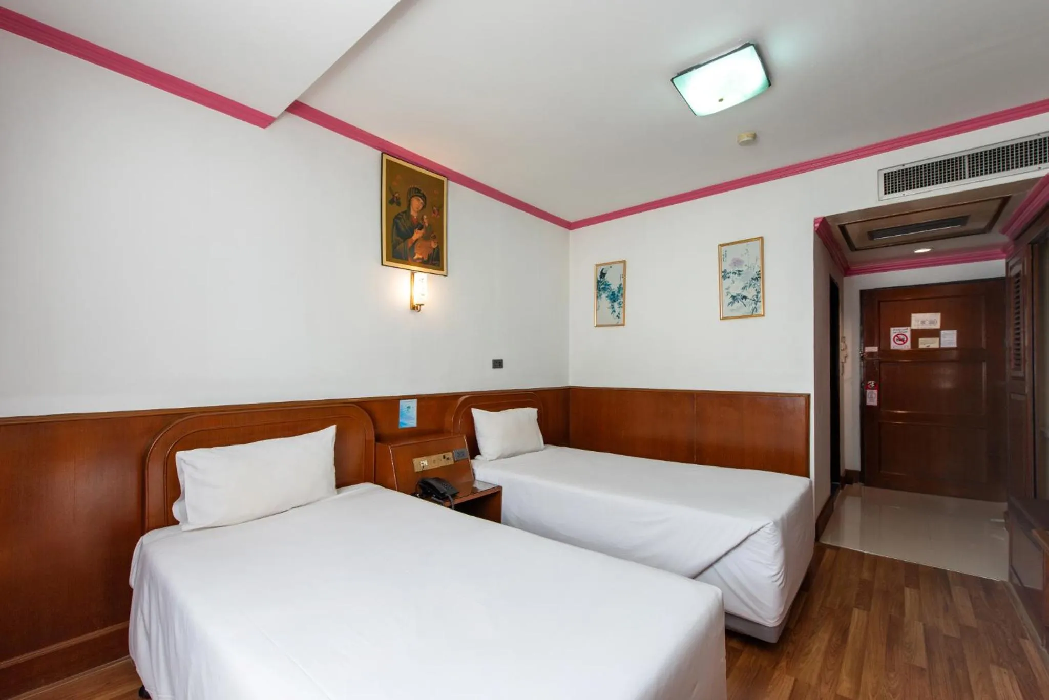 Bed in Elizabeth Hotel