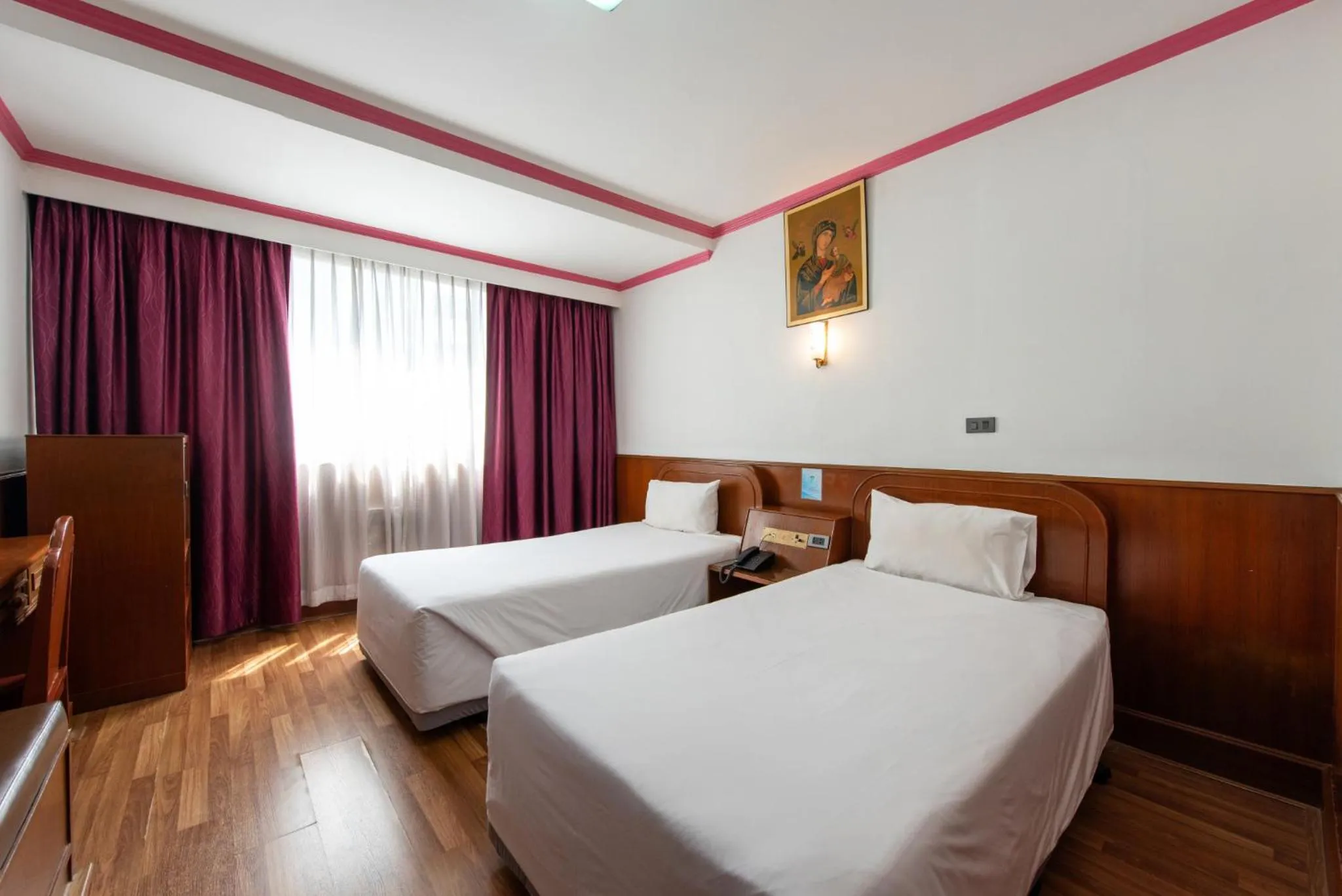 Bed in Elizabeth Hotel