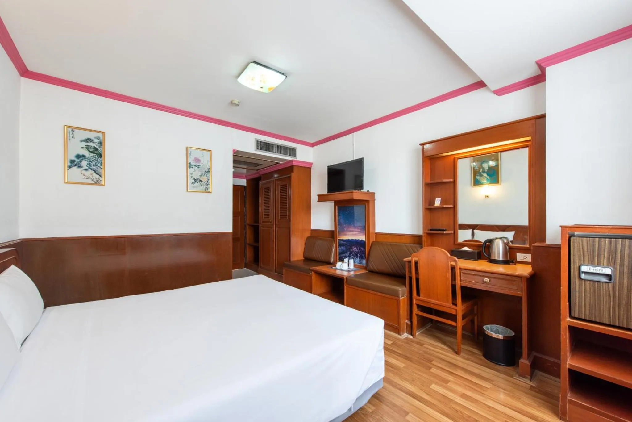 Bed in Elizabeth Hotel