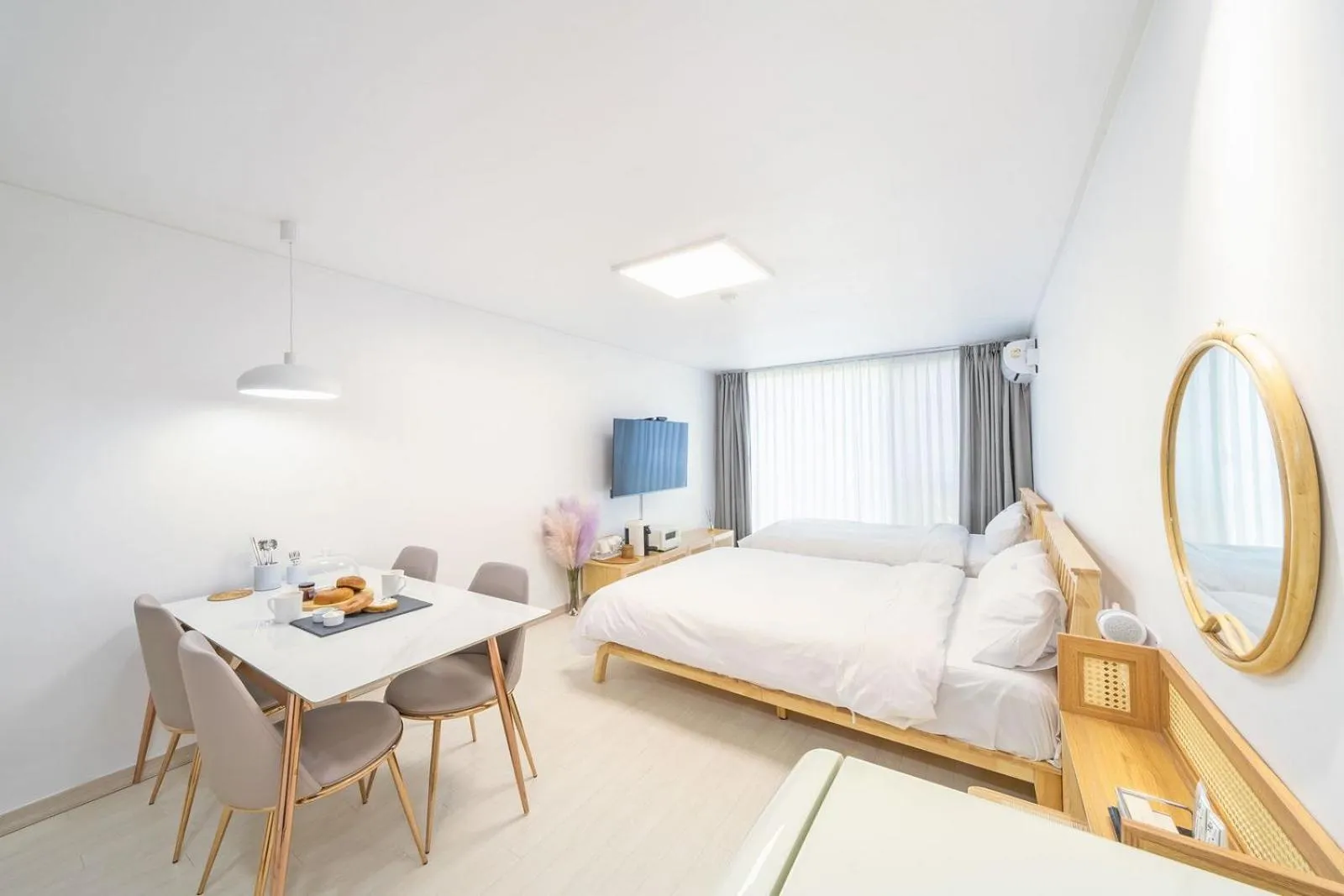 Photo of the whole room, Bed in Zio Pinetree