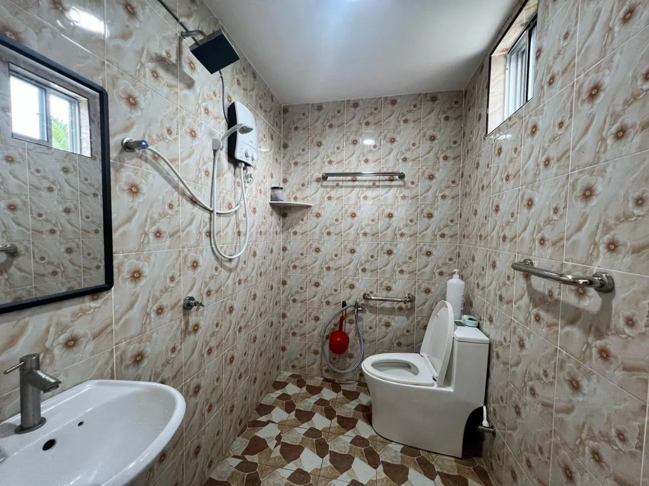 Bathroom in Capital O 91117 Noor Room Stay