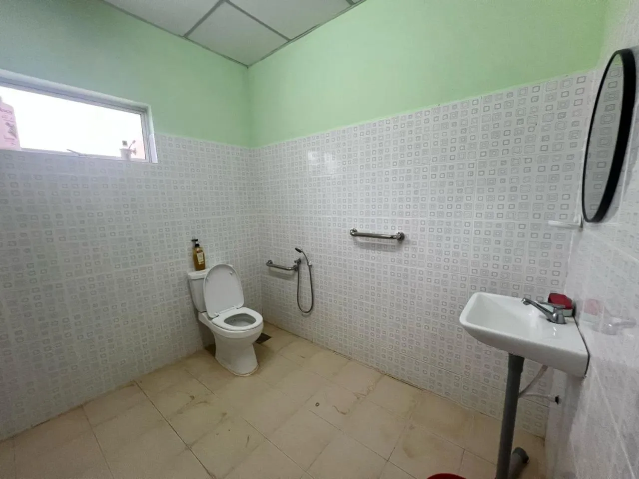 Bathroom in Capital O 91117 Noor Room Stay