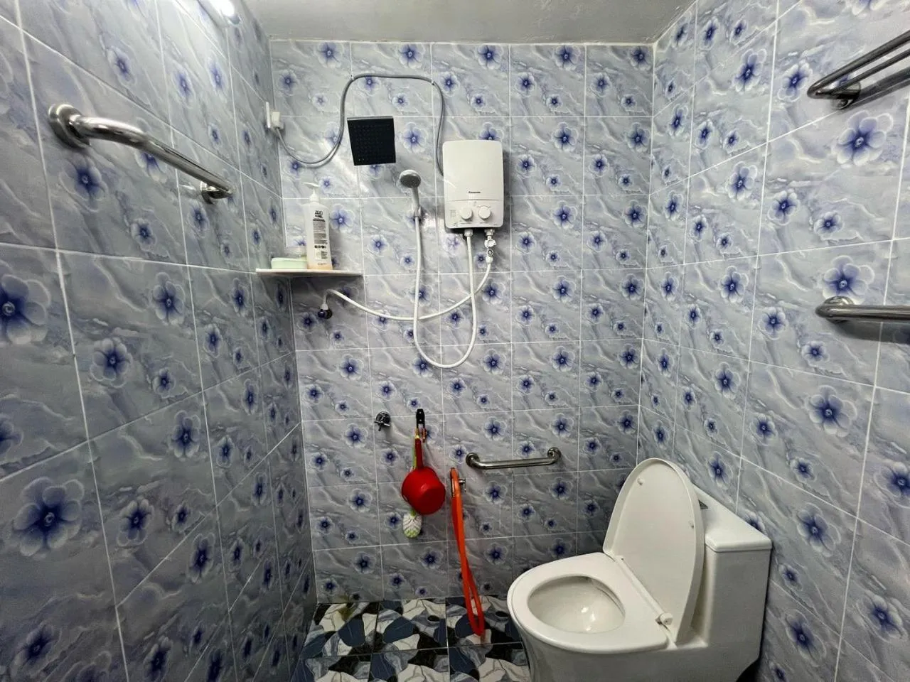 Bathroom in Capital O 91117 Noor Room Stay