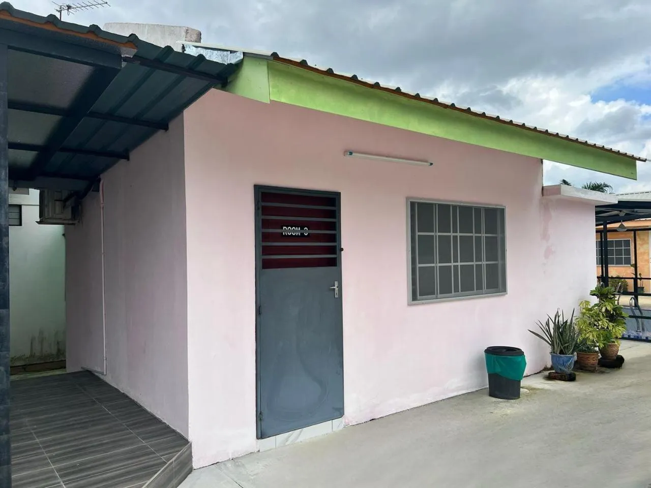 Facade/entrance in Capital O 91117 Noor Room Stay