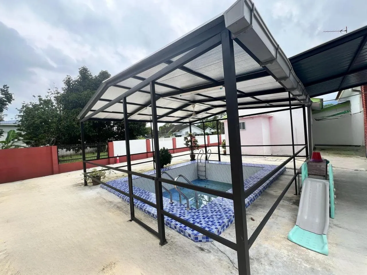 Swimming pool in Capital O 91117 Noor Room Stay