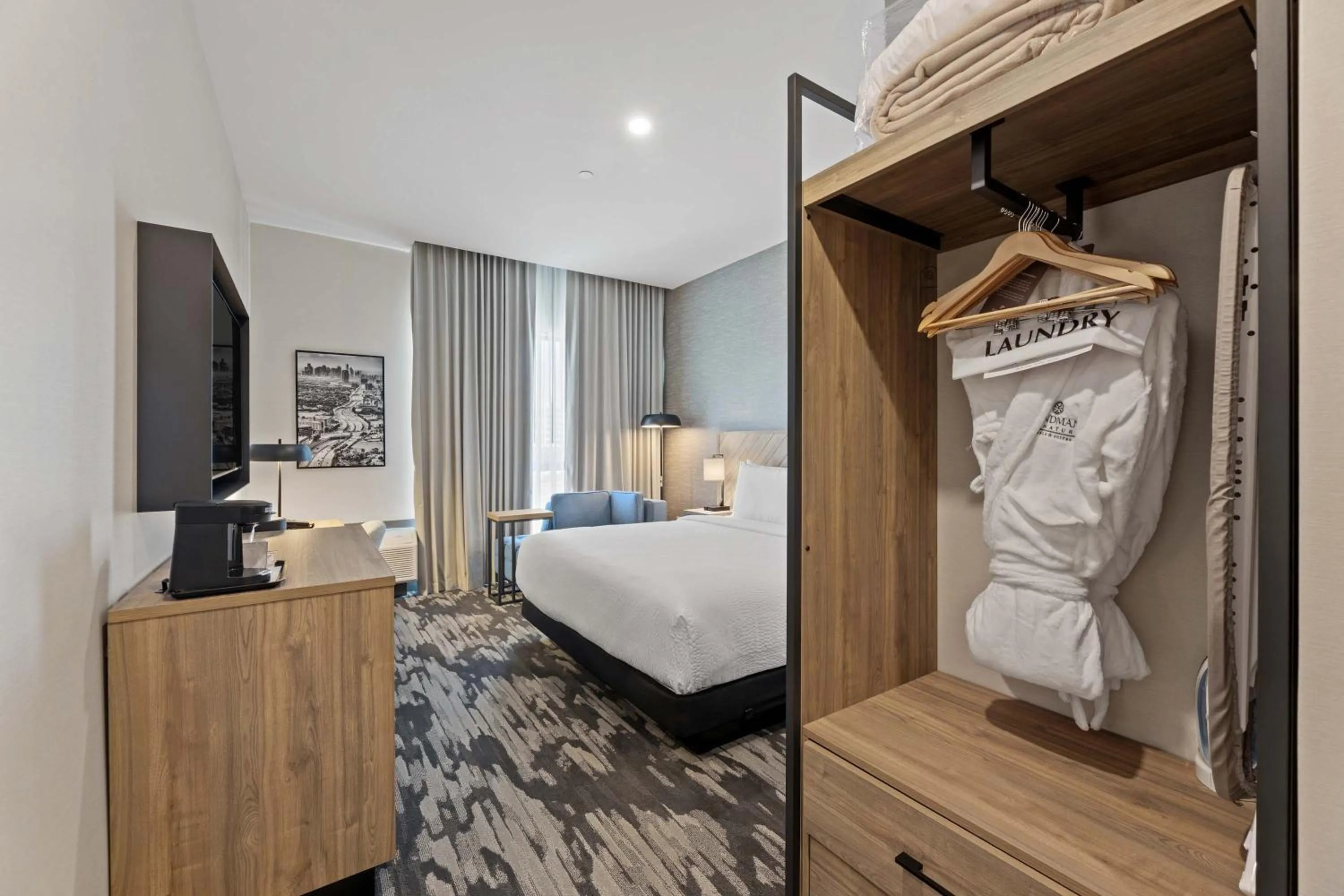 Photo of the whole room, Bed in Sandman Signature Dallas Las Colinas Hotel & Suites