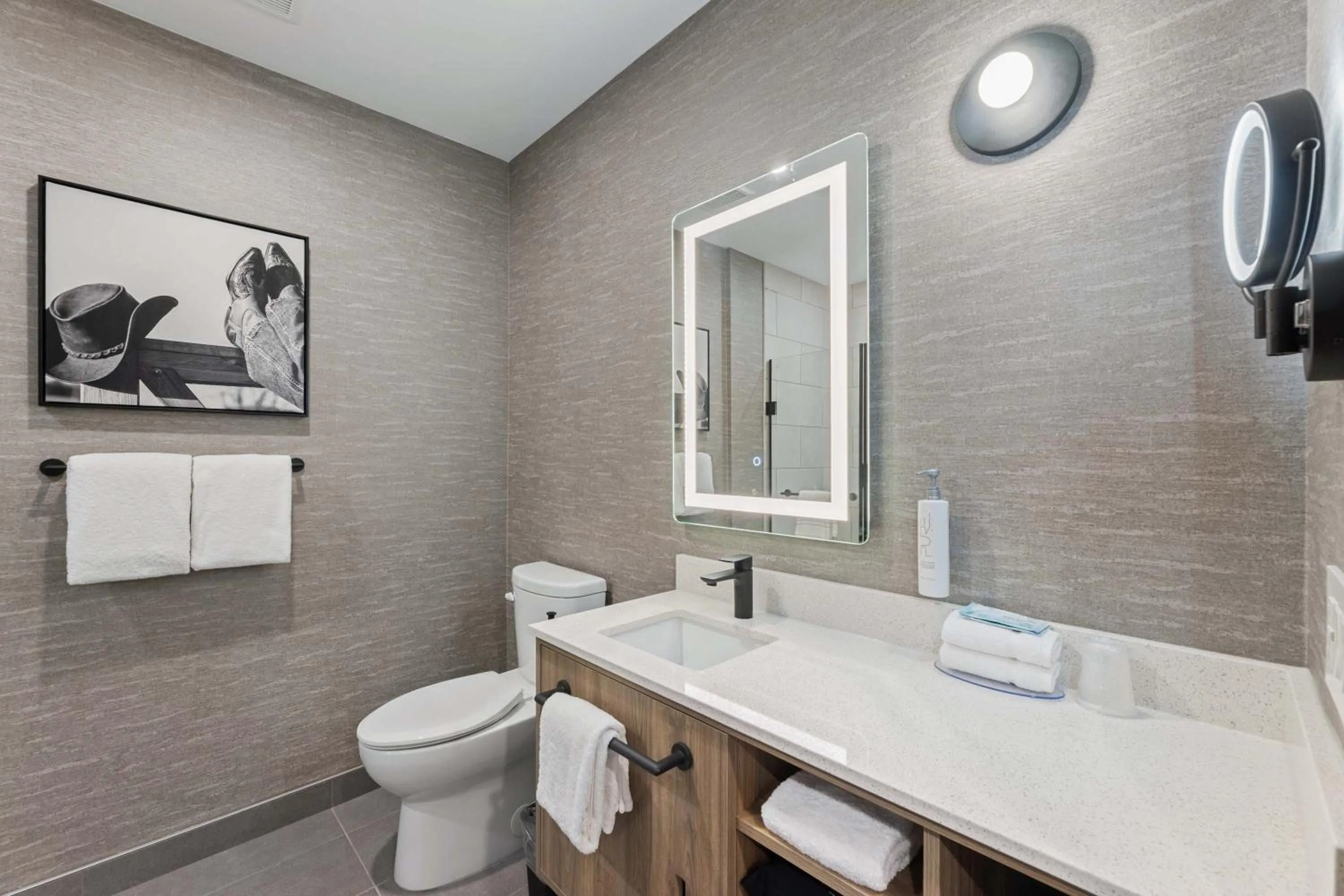 Bathroom in Sandman Signature Dallas Las Colinas Hotel & Suites