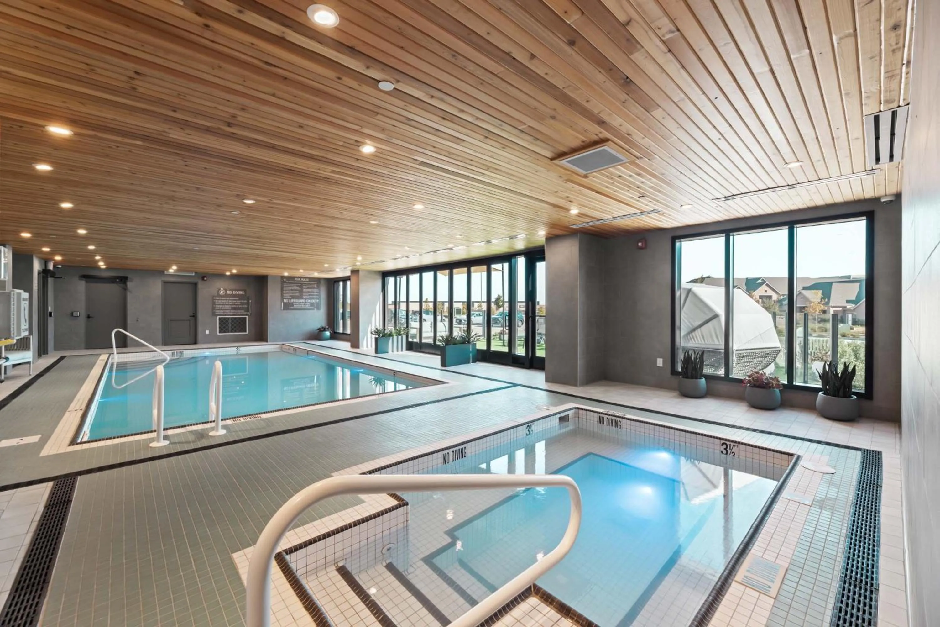 Swimming pool in Sandman Signature Dallas Las Colinas Hotel & Suites