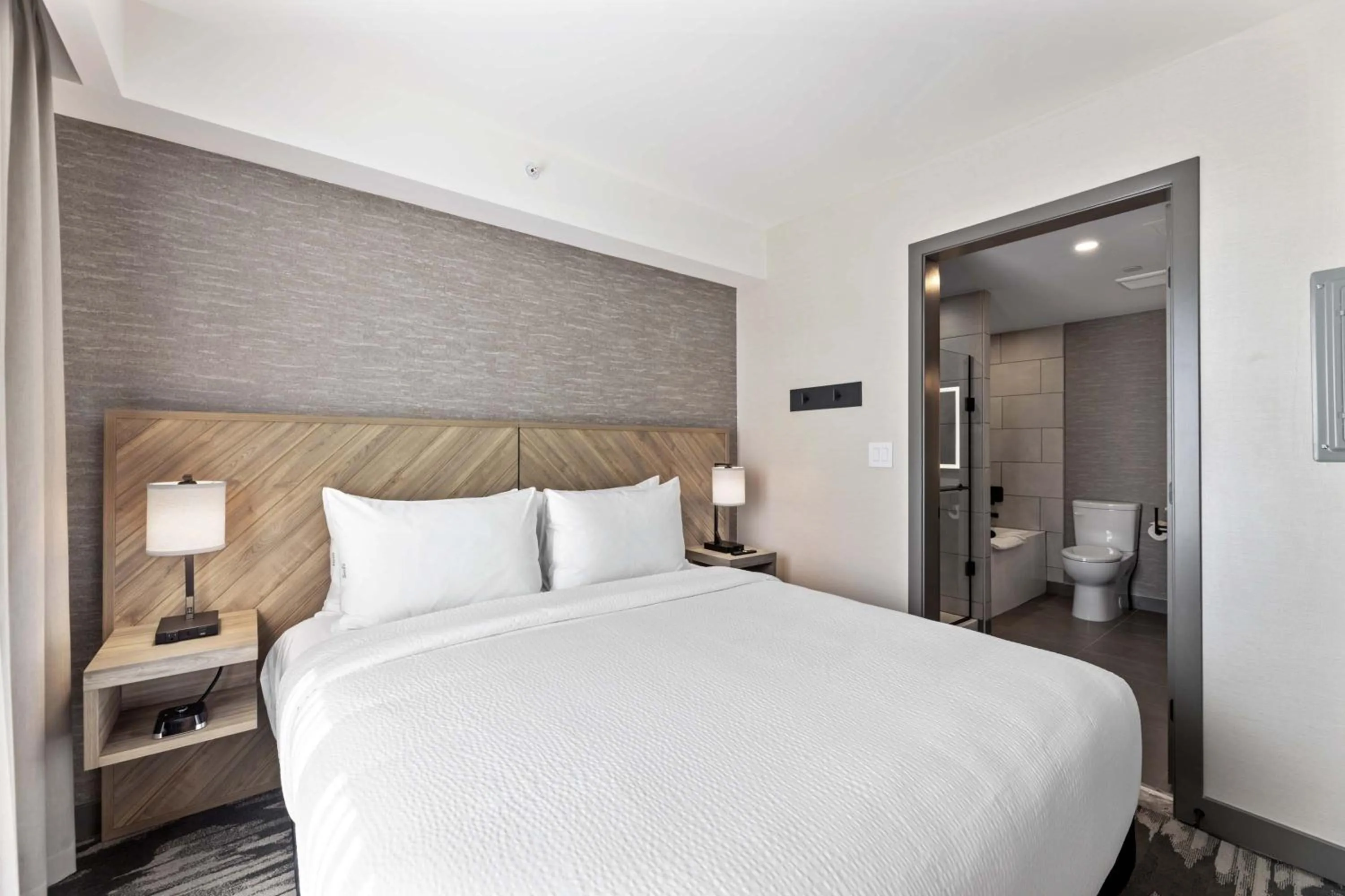 Photo of the whole room, Bed in Sandman Signature Dallas Las Colinas Hotel & Suites