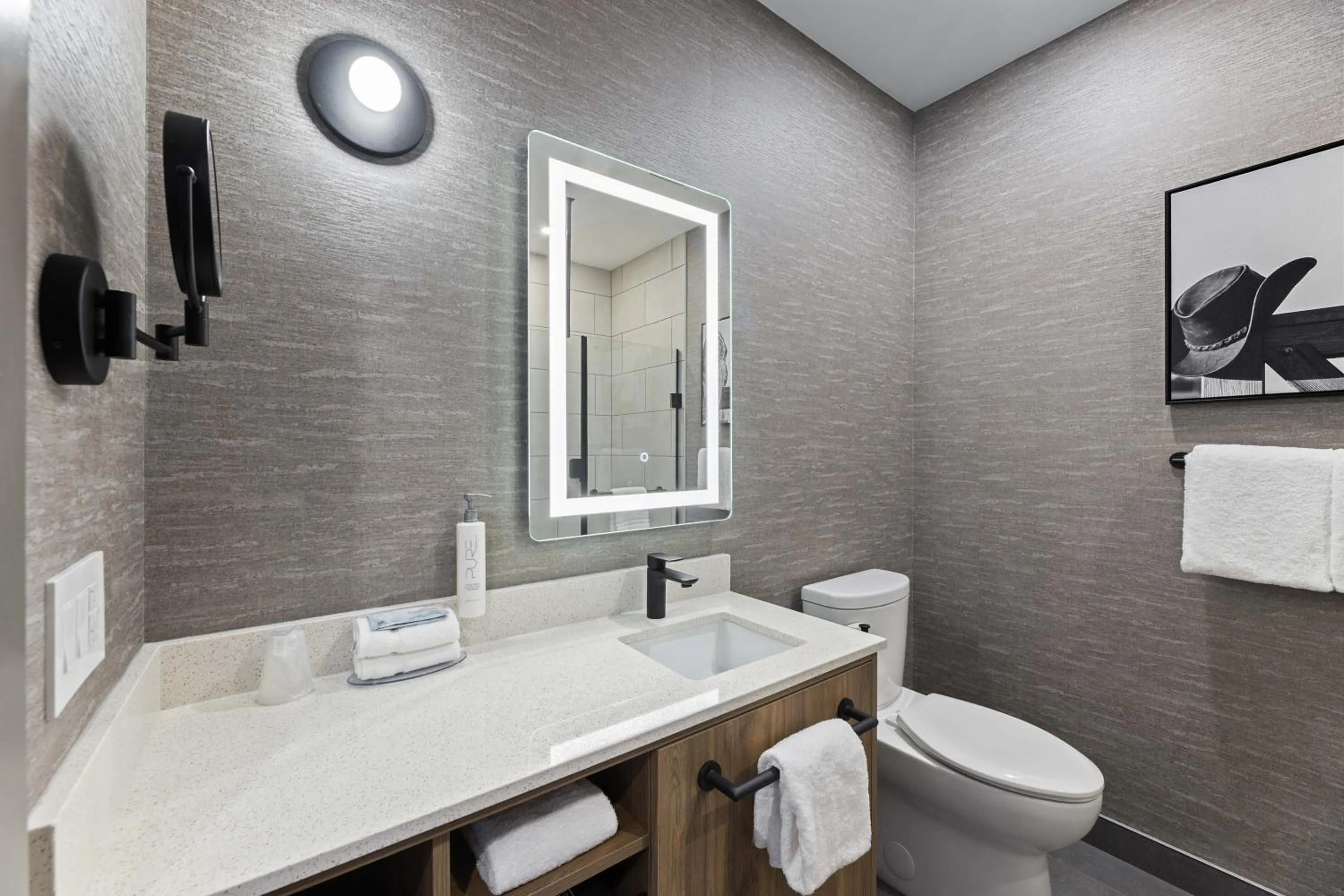 Bathroom in Sandman Signature Dallas Las Colinas Hotel & Suites