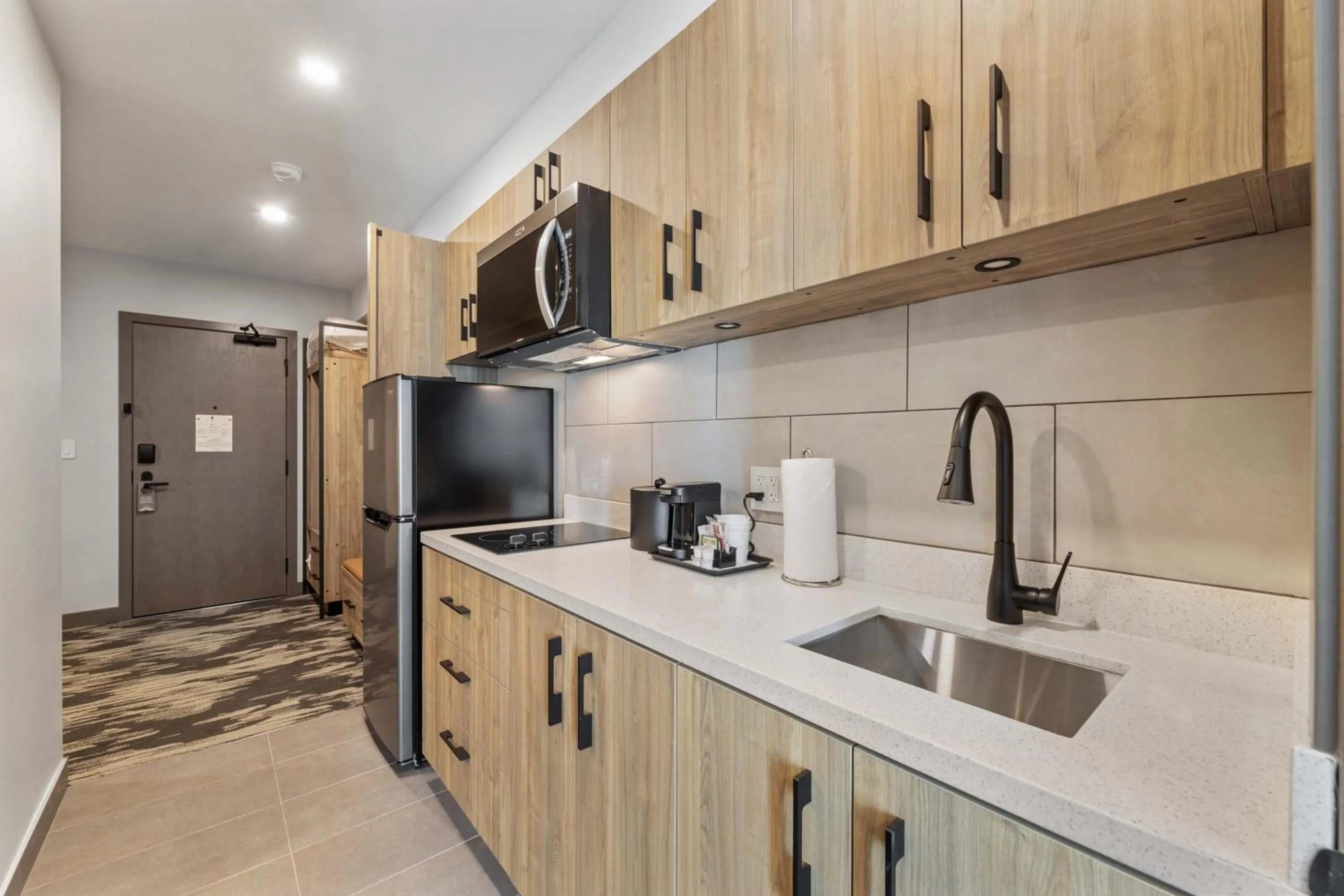 Kitchen or kitchenette in Sandman Signature Dallas Las Colinas Hotel & Suites