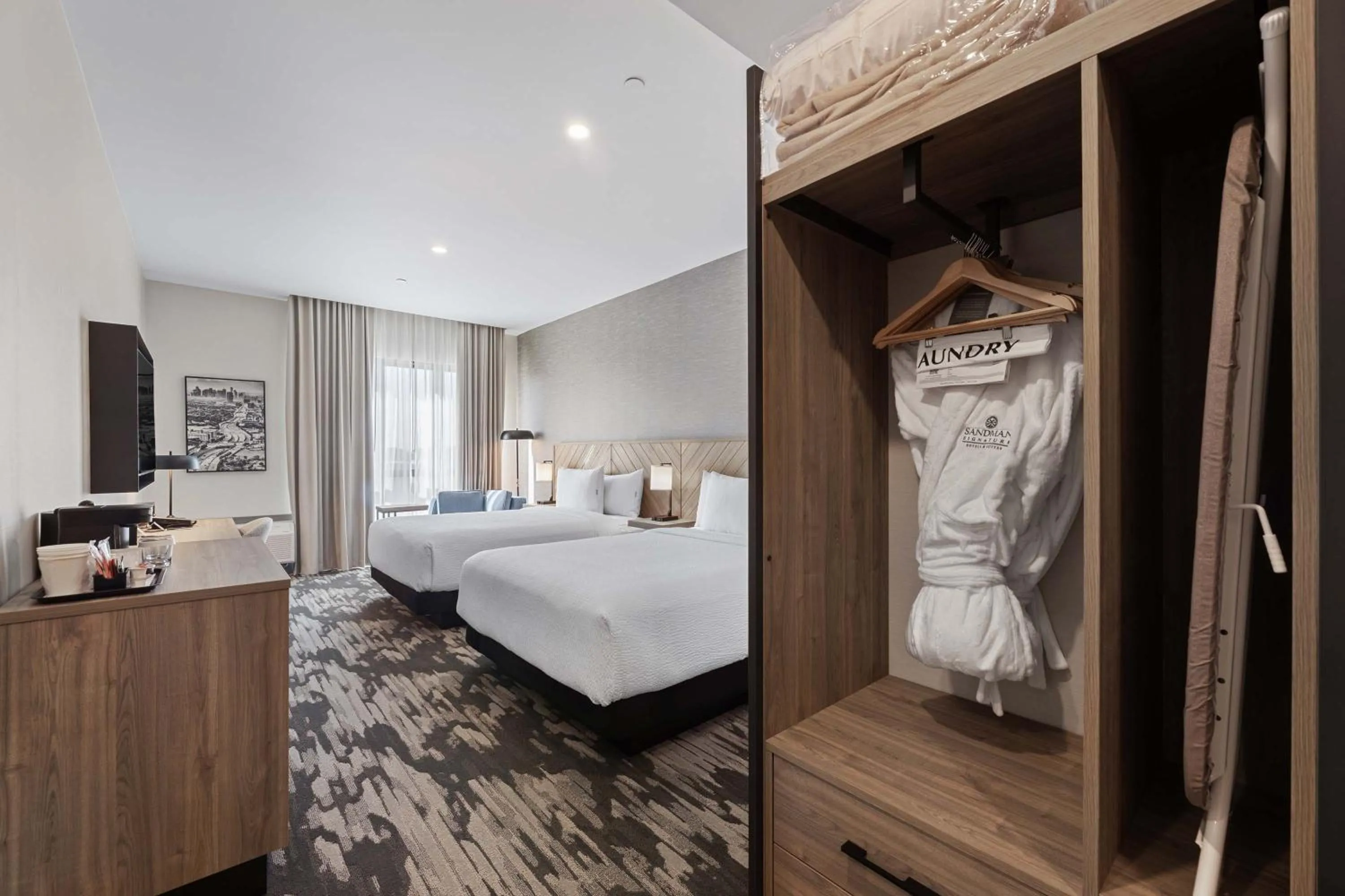 Photo of the whole room, Bed in Sandman Signature Dallas Las Colinas Hotel & Suites