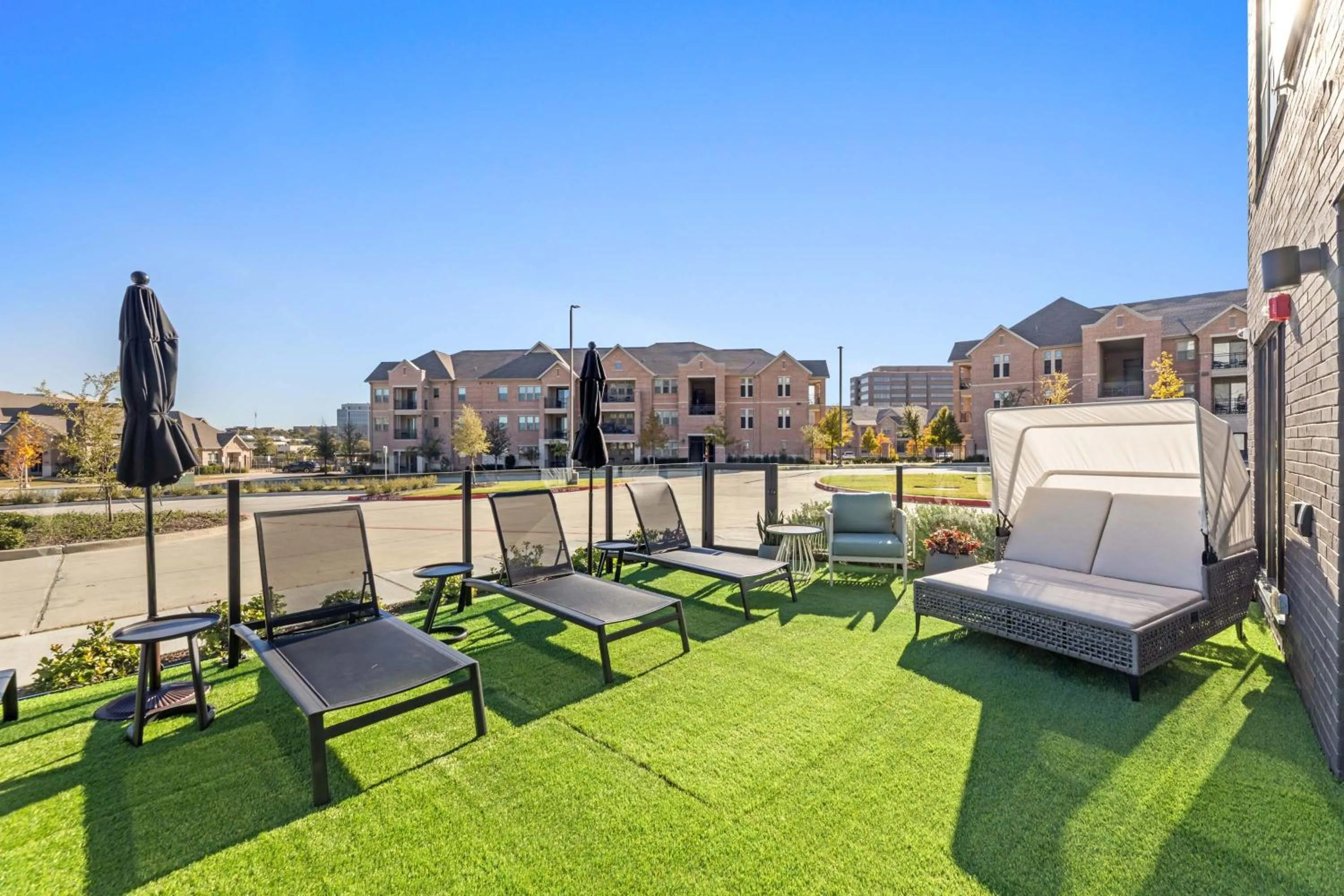 Swimming pool in Sandman Signature Dallas Las Colinas Hotel & Suites