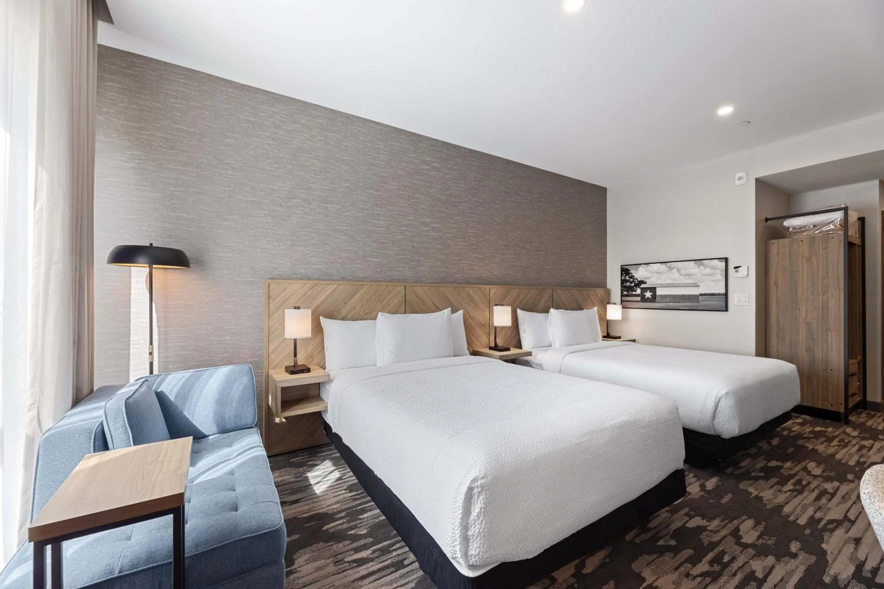 Photo of the whole room, Bed in Sandman Signature Dallas Las Colinas Hotel & Suites