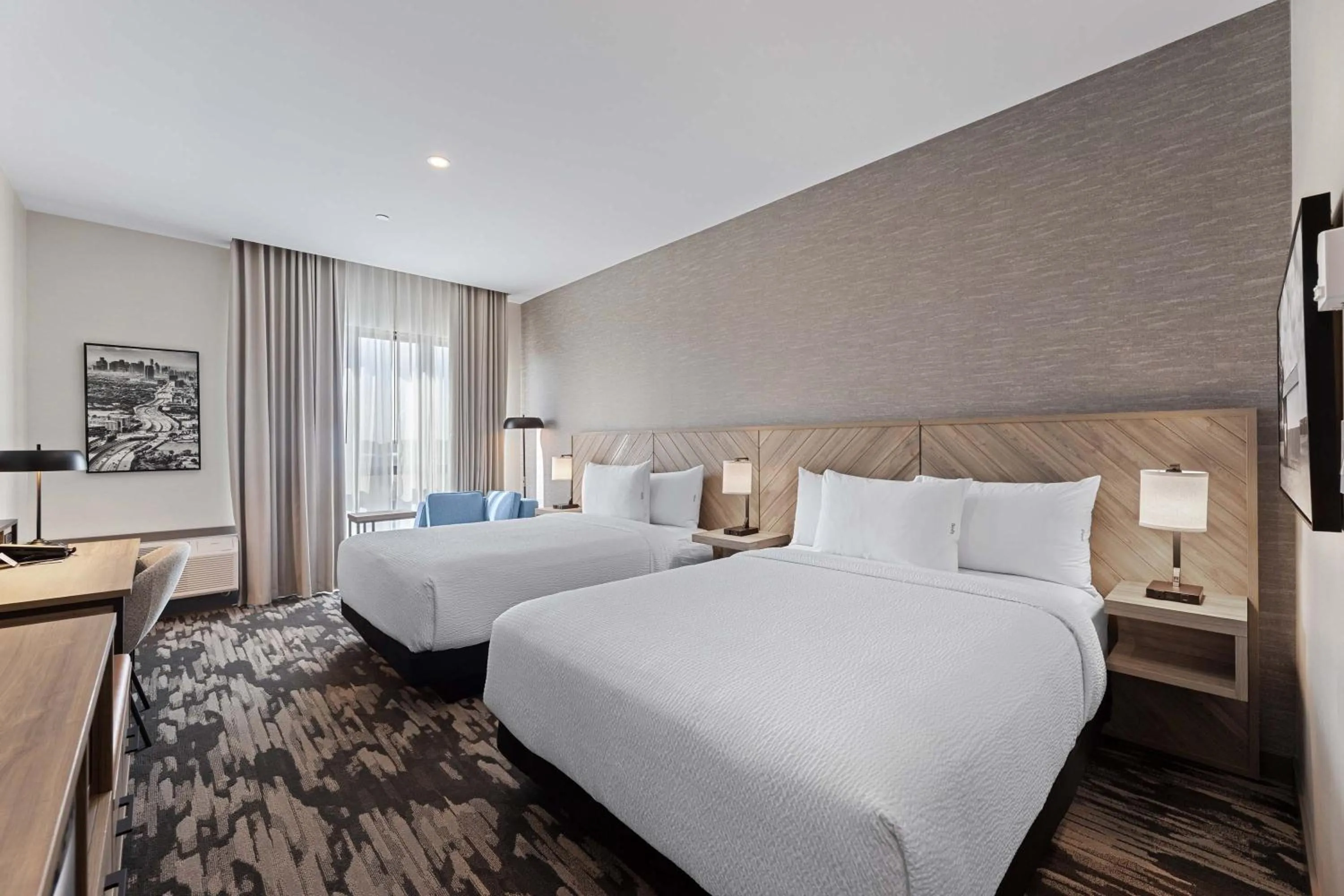 Photo of the whole room, Bed in Sandman Signature Dallas Las Colinas Hotel & Suites