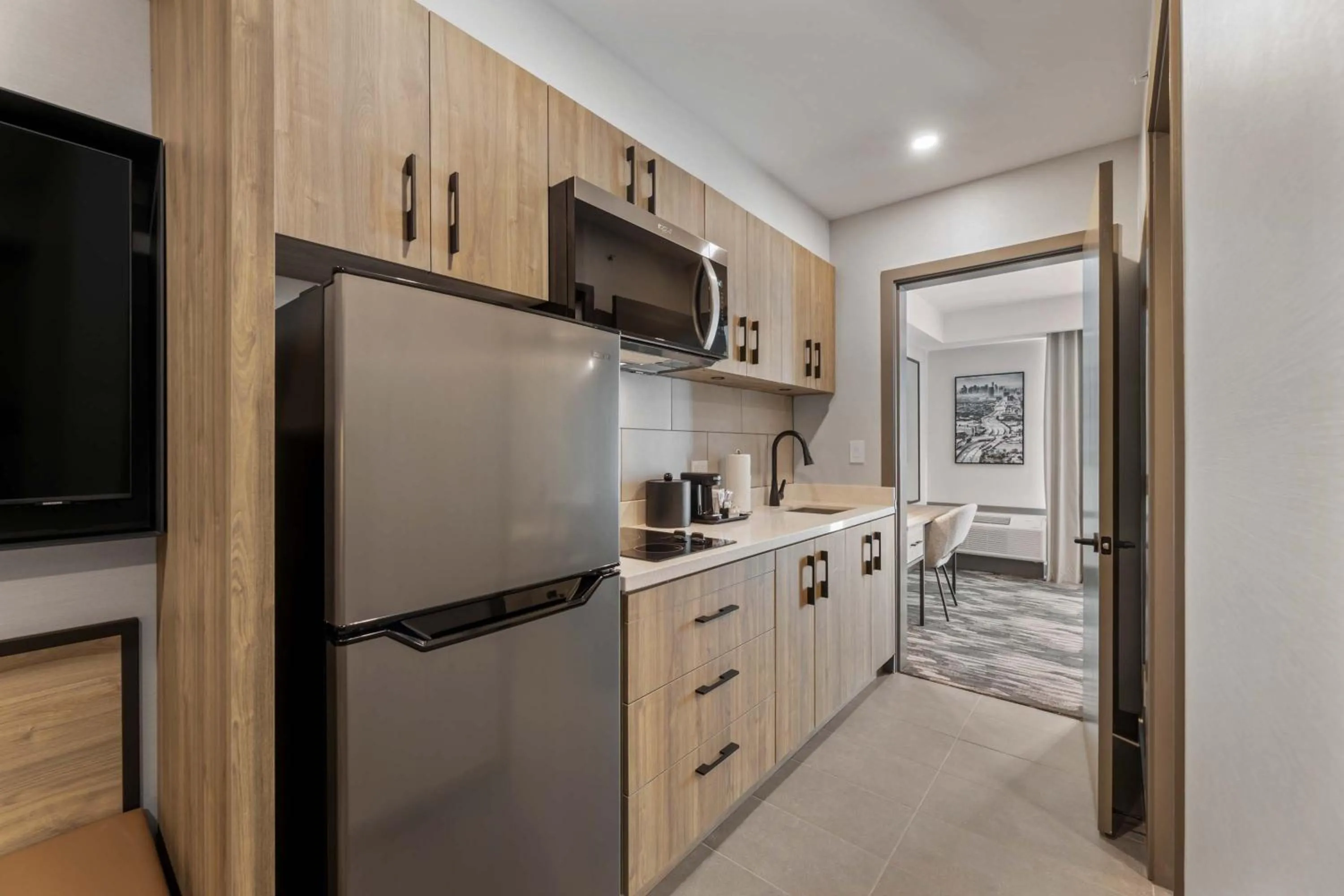 Kitchen or kitchenette in Sandman Signature Dallas Las Colinas Hotel & Suites