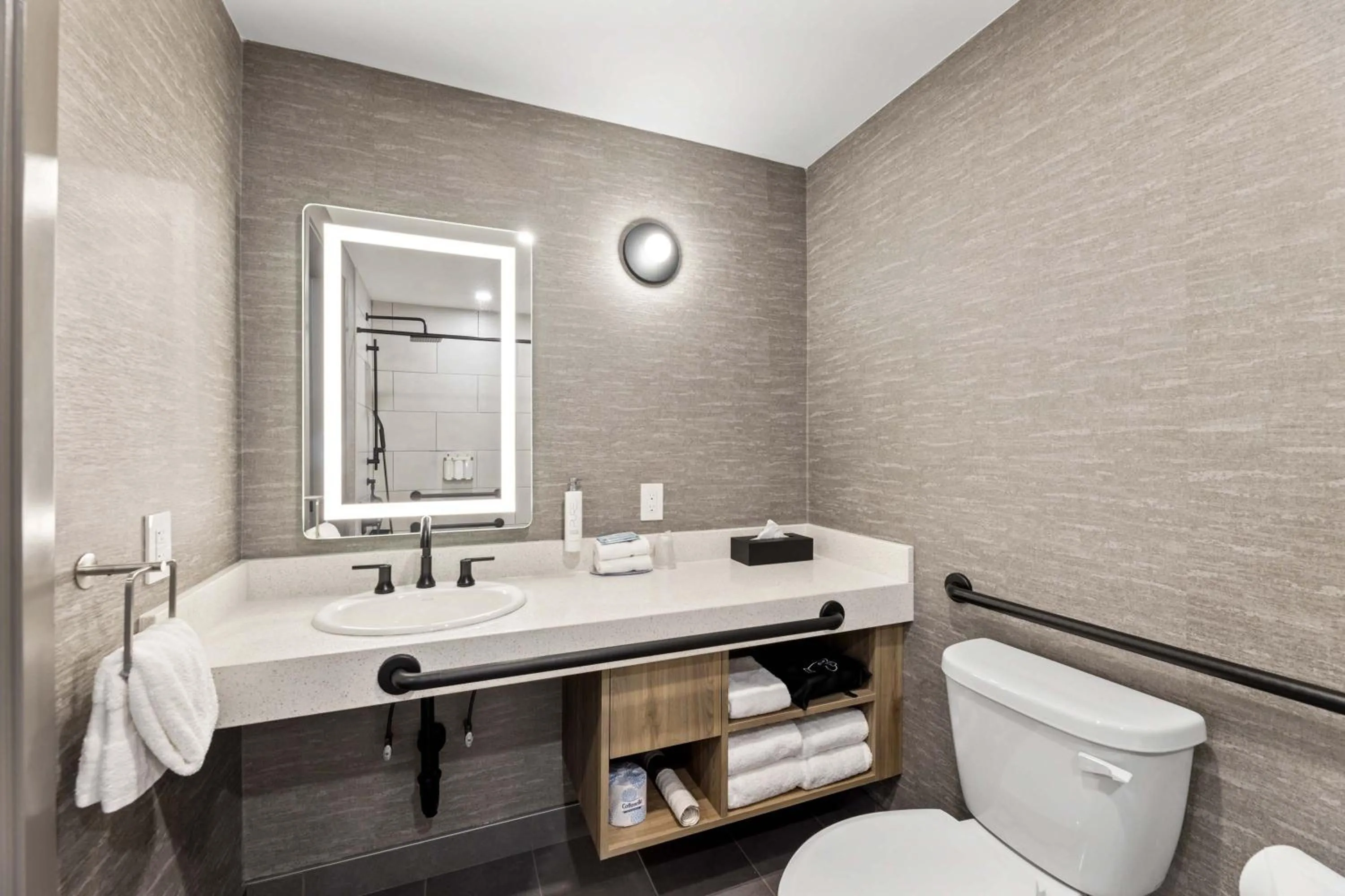 Bathroom in Sandman Signature Dallas Las Colinas Hotel & Suites