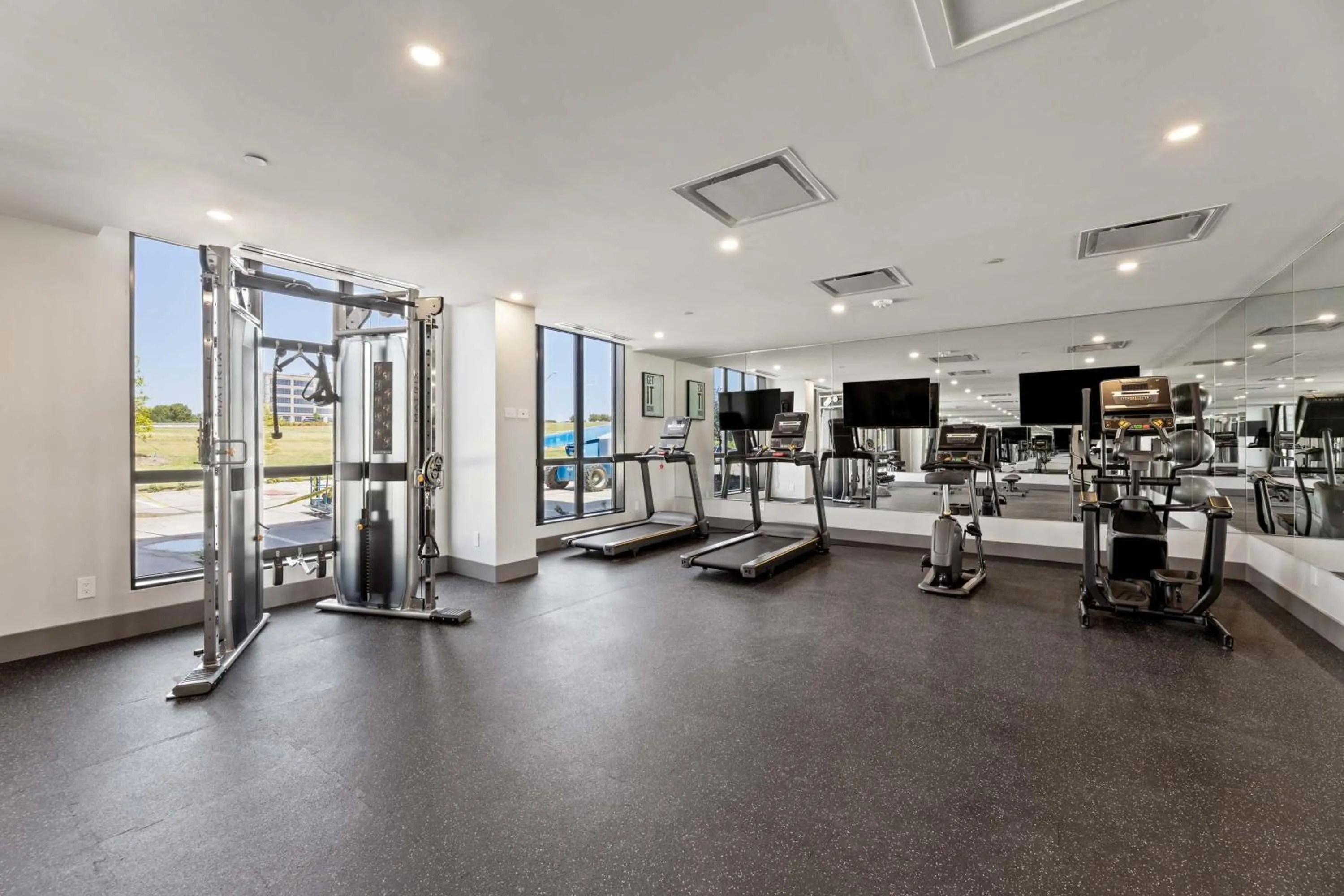 Fitness centre/facilities in Sandman Signature Dallas Las Colinas Hotel & Suites