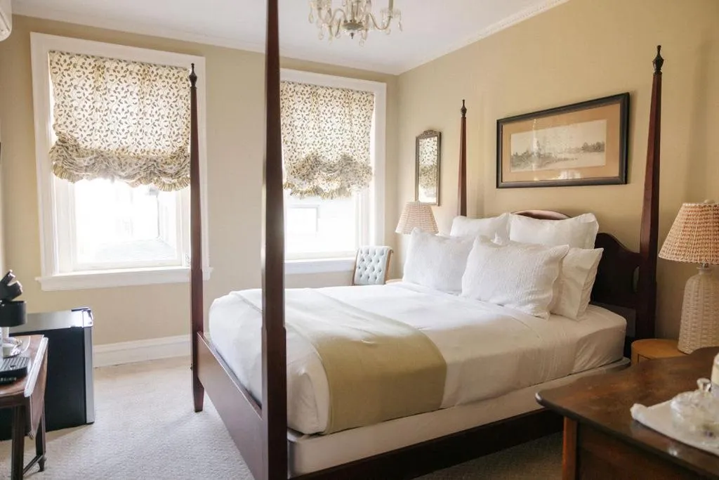 Bedroom, Bed in Ironclad Inn and Bourbon Room