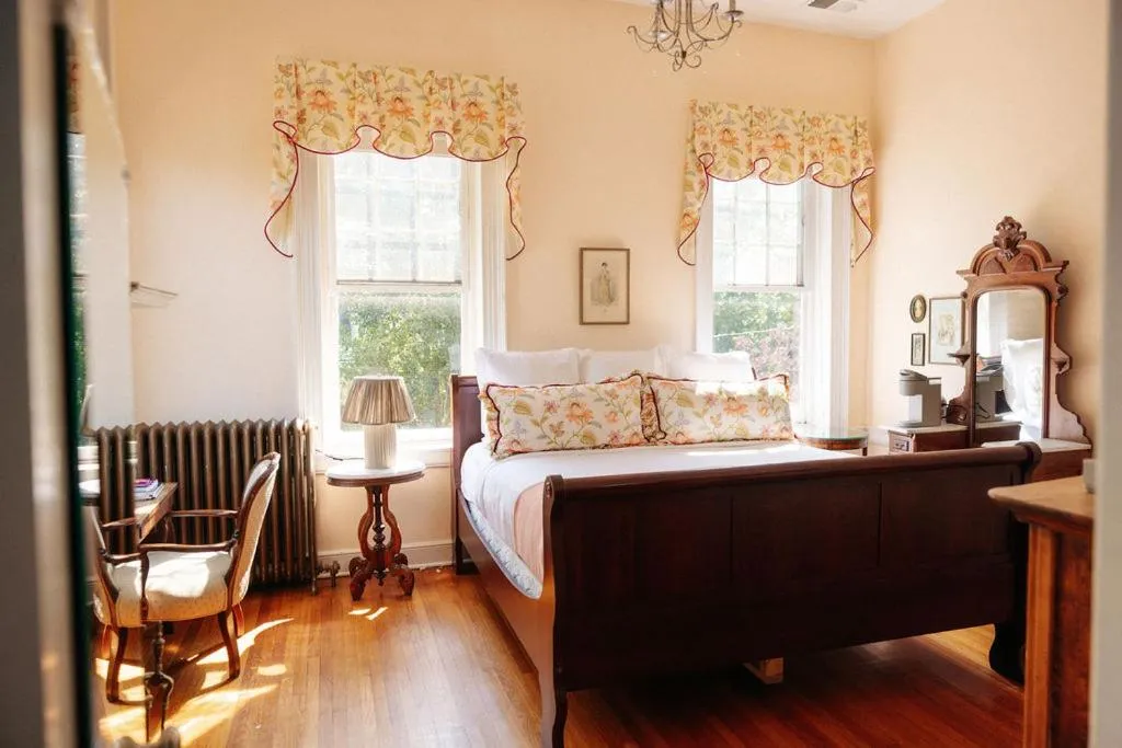 Bedroom, Bed in Ironclad Inn and Bourbon Room