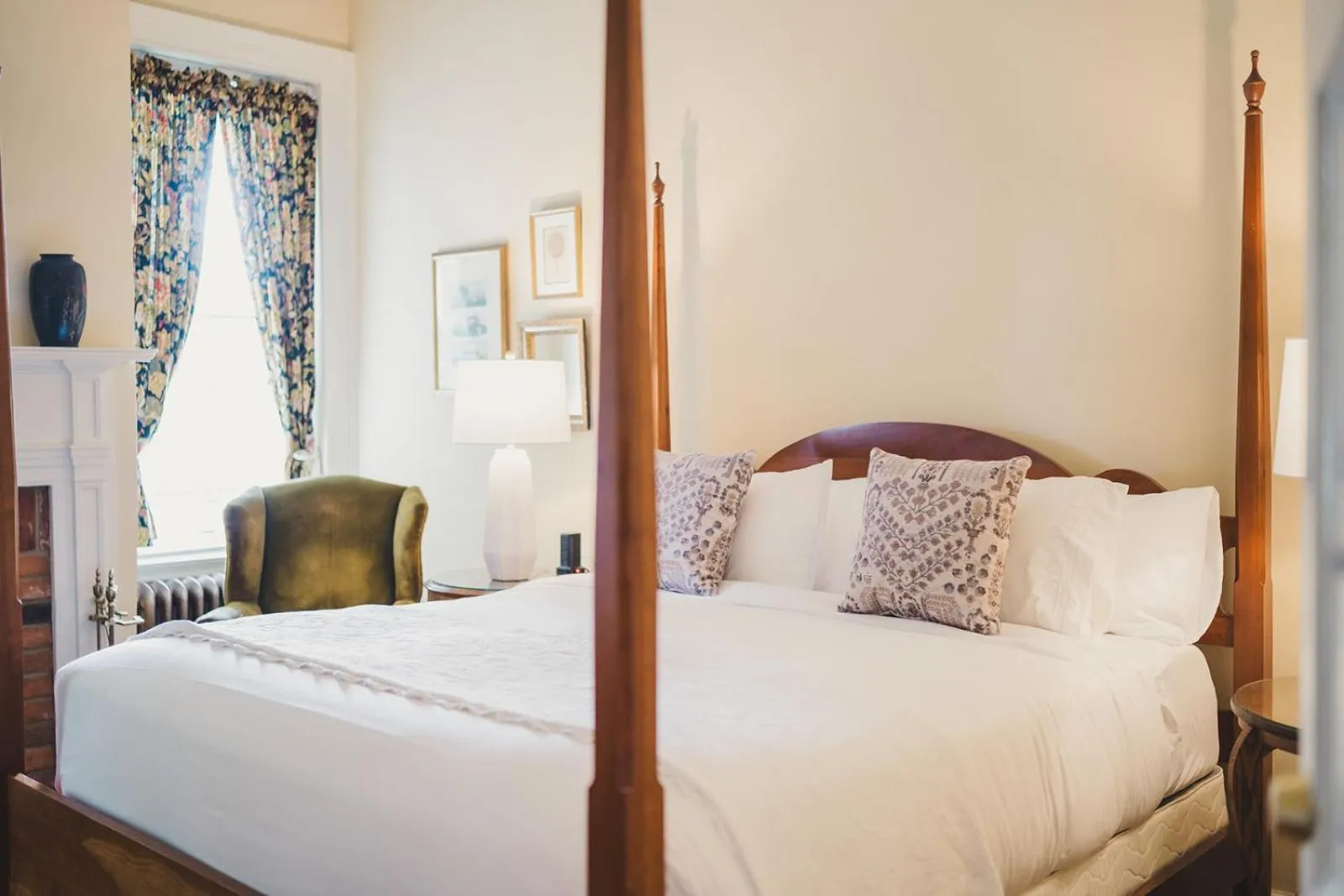 Bedroom, Bed in Ironclad Inn and Bourbon Room