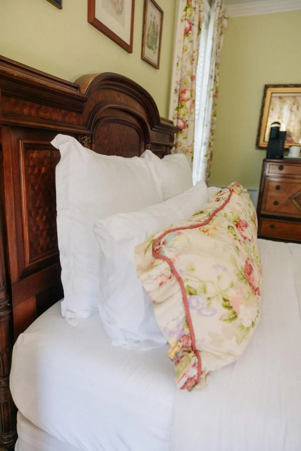 Bedroom, Bed in Ironclad Inn and Bourbon Room