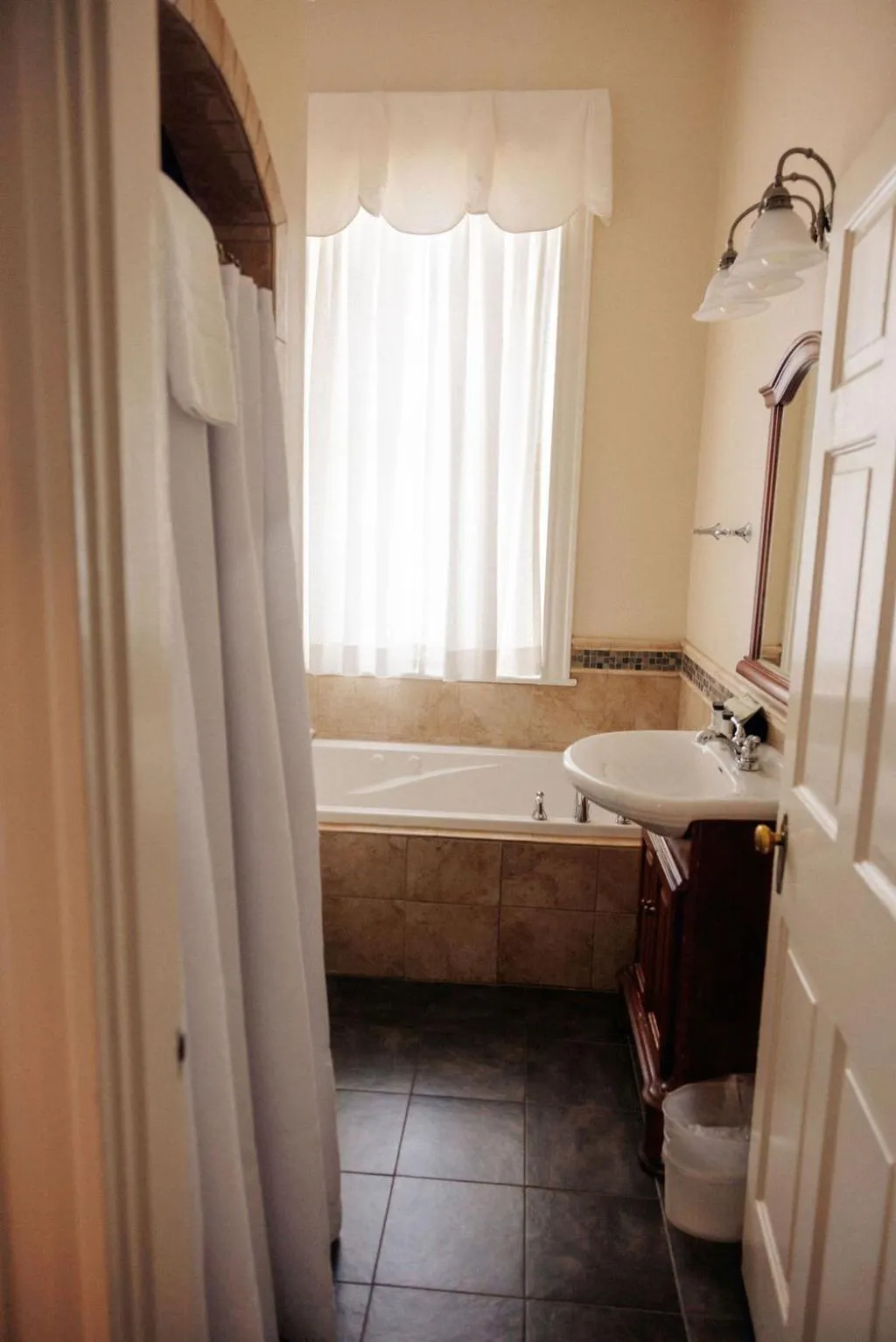 Bathroom, Bed in Ironclad Inn and Bourbon Room