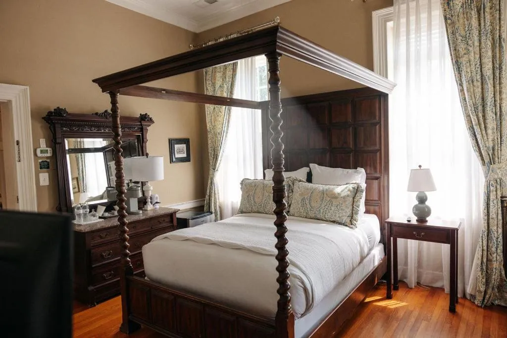 Bedroom, Bed in Ironclad Inn and Bourbon Room