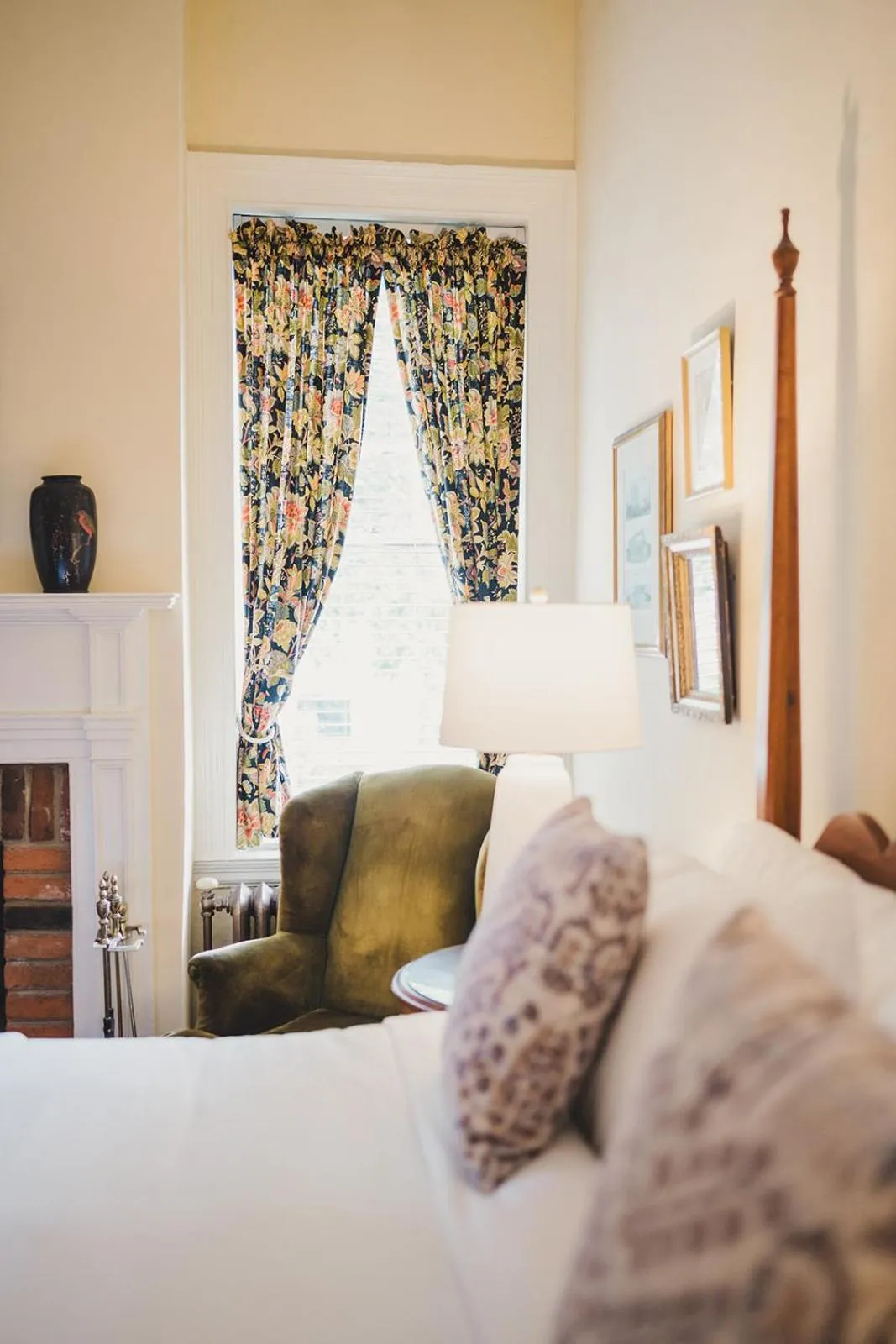 Bedroom, Bed in Ironclad Inn and Bourbon Room