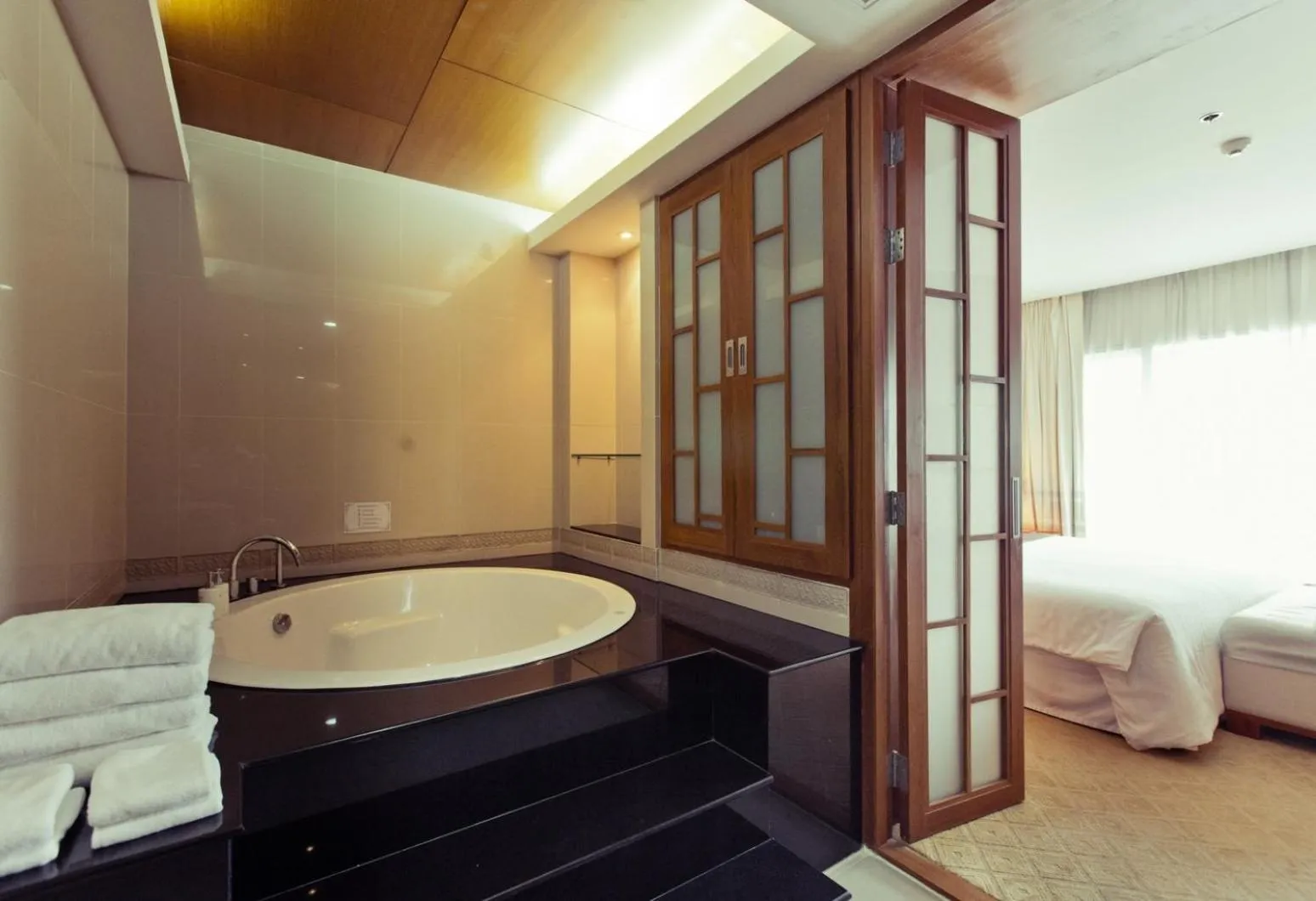Bathroom, Bed in Sunee Grand Hotel and Convention Center