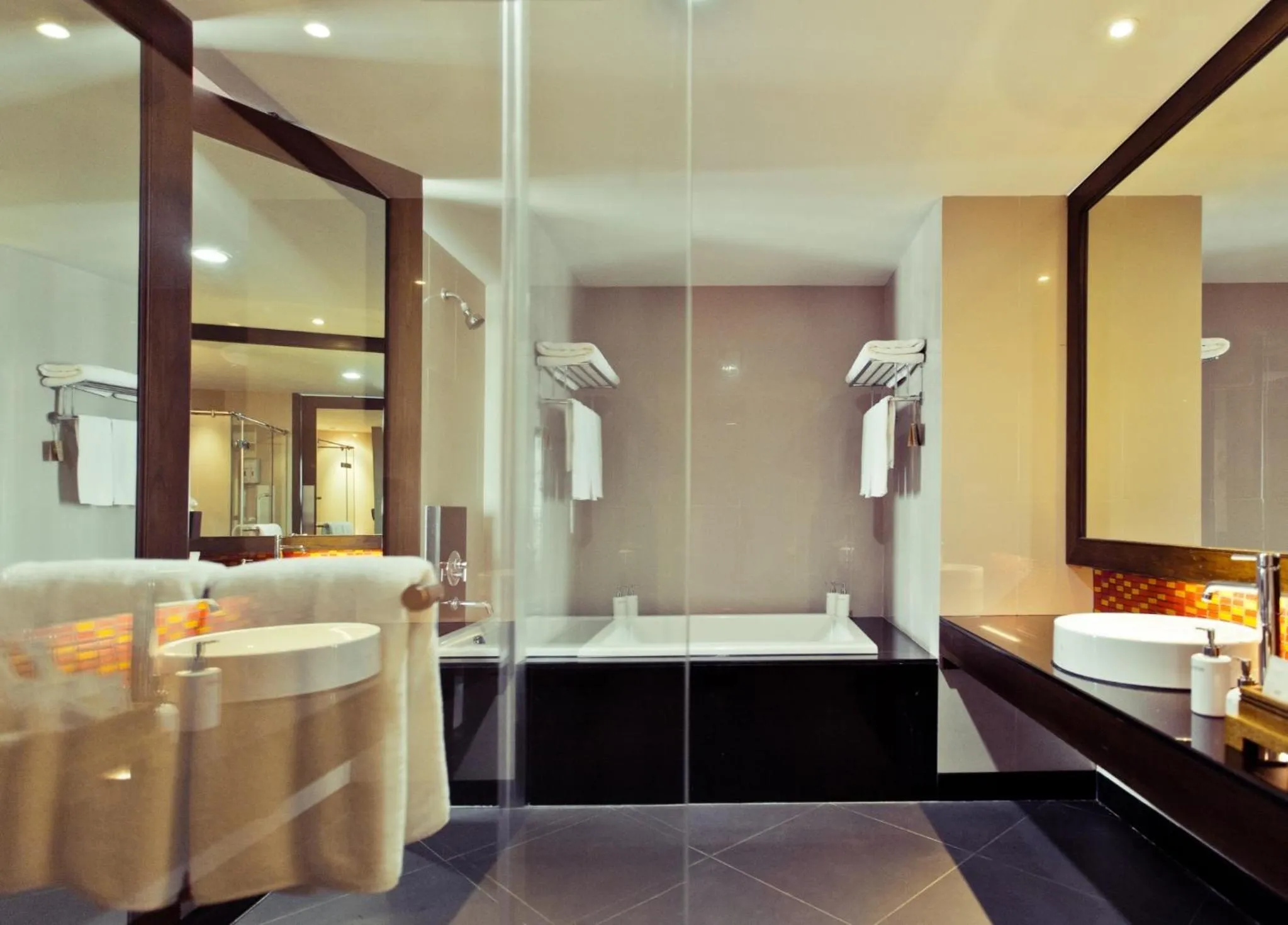 Bathroom, Bed in Sunee Grand Hotel and Convention Center