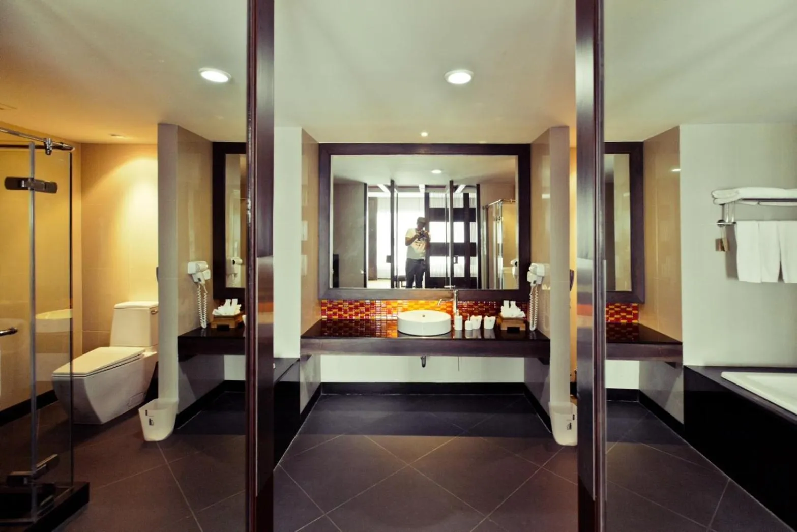 Bathroom, Bed in Sunee Grand Hotel and Convention Center