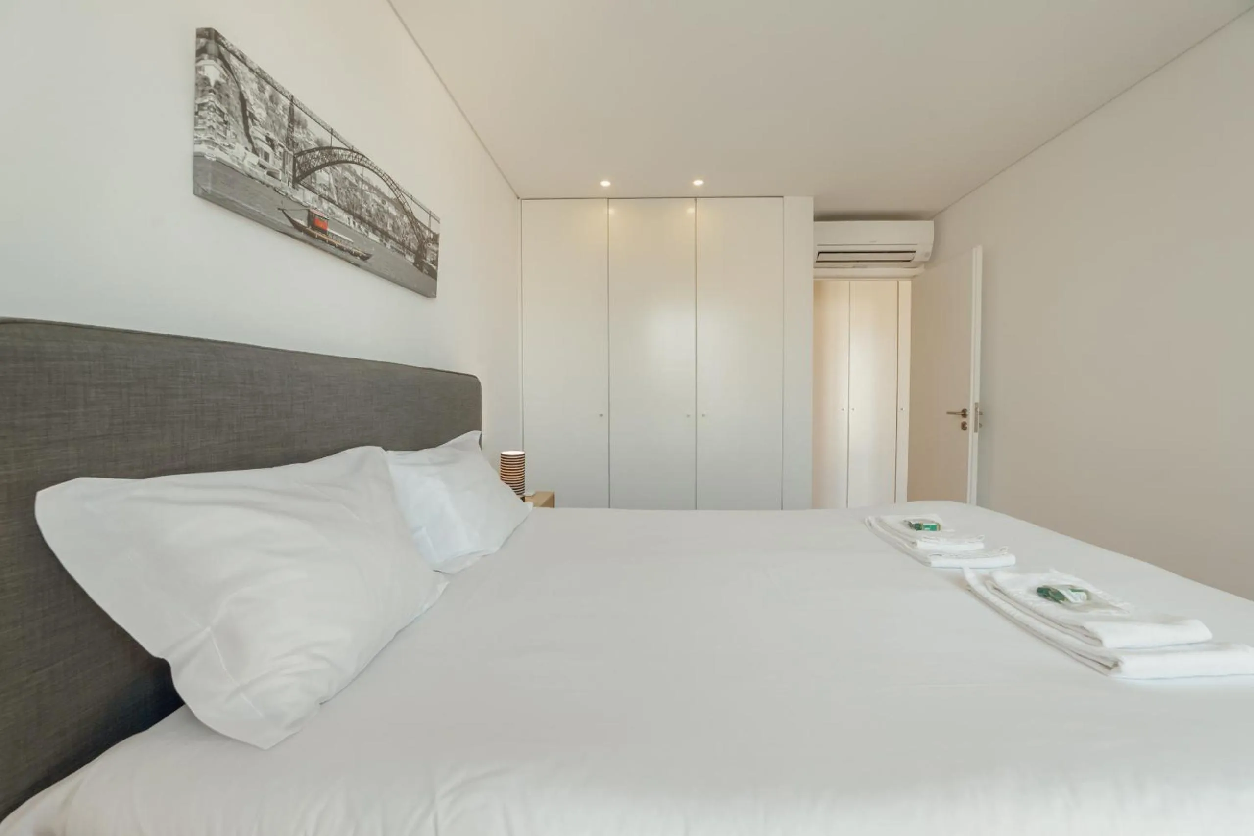Downtown Bright Apartment With Balcony by Vacationy