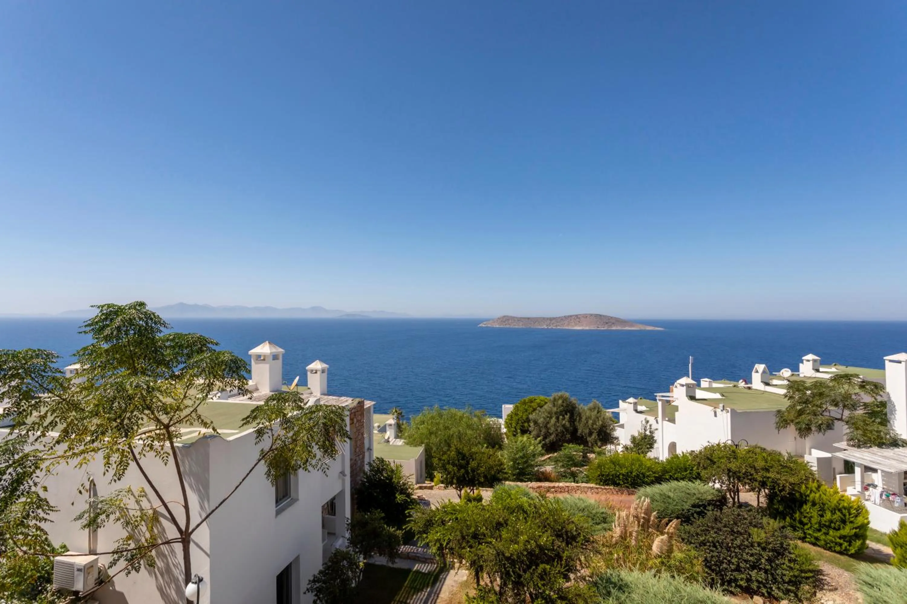 Garden view in Vega Aparts