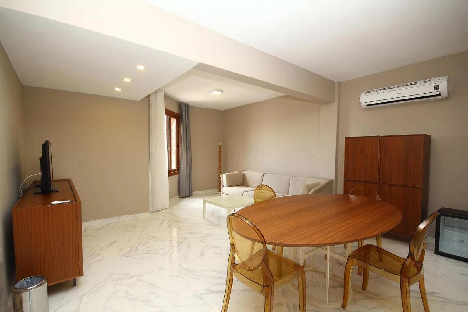 Dining area in Vega Aparts