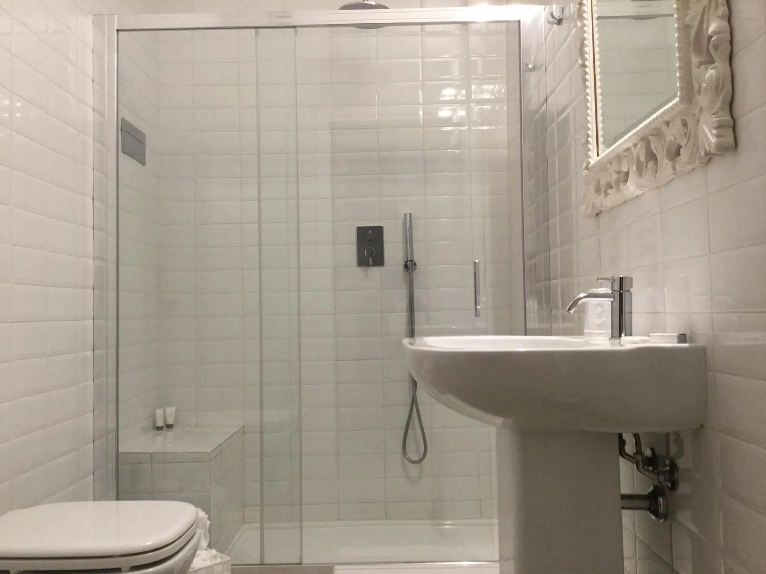 Bathroom in La Chambre Milano Guest House