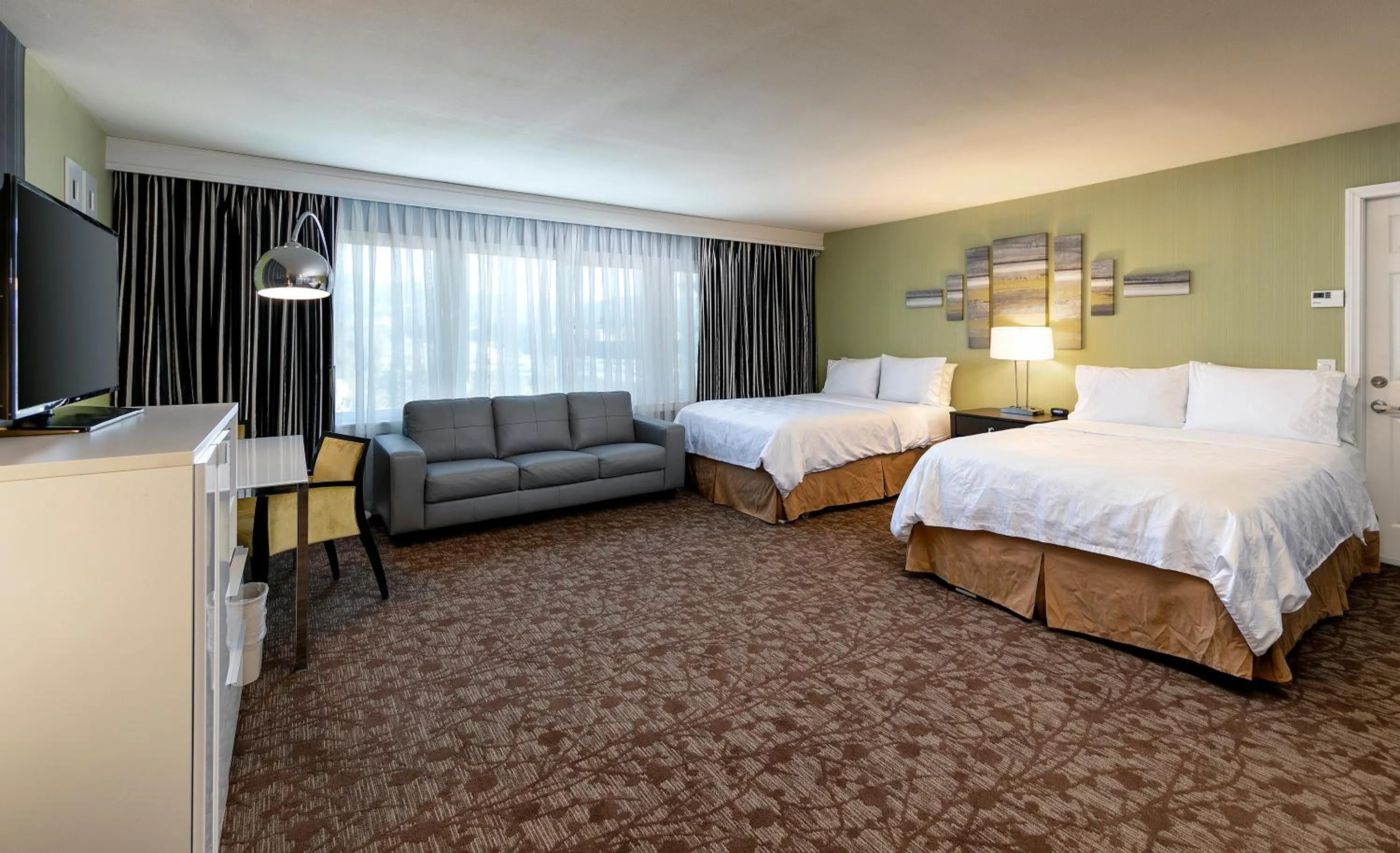 Living room, Bed in Pacific Stay Hotel