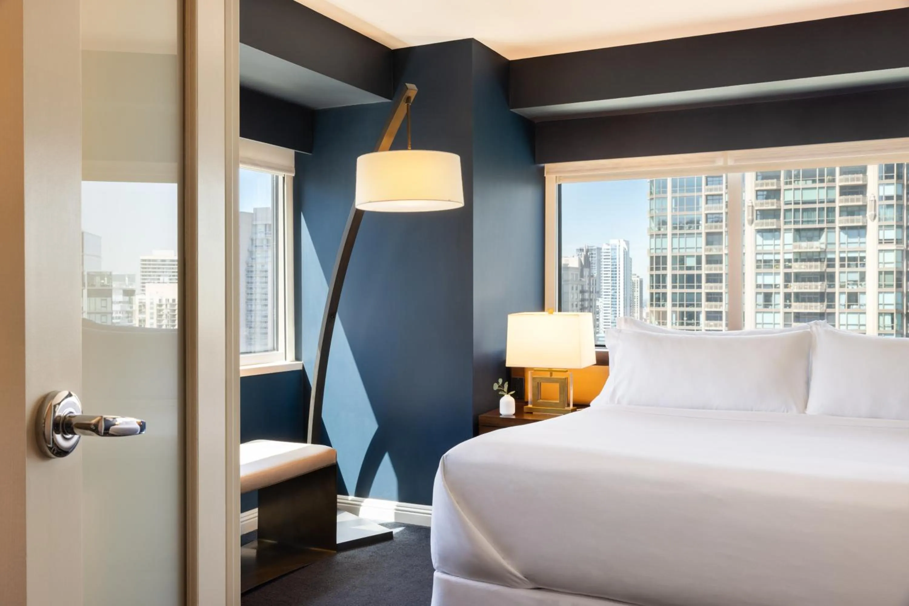 Bedroom, Bed in Omni Chicago Hotel