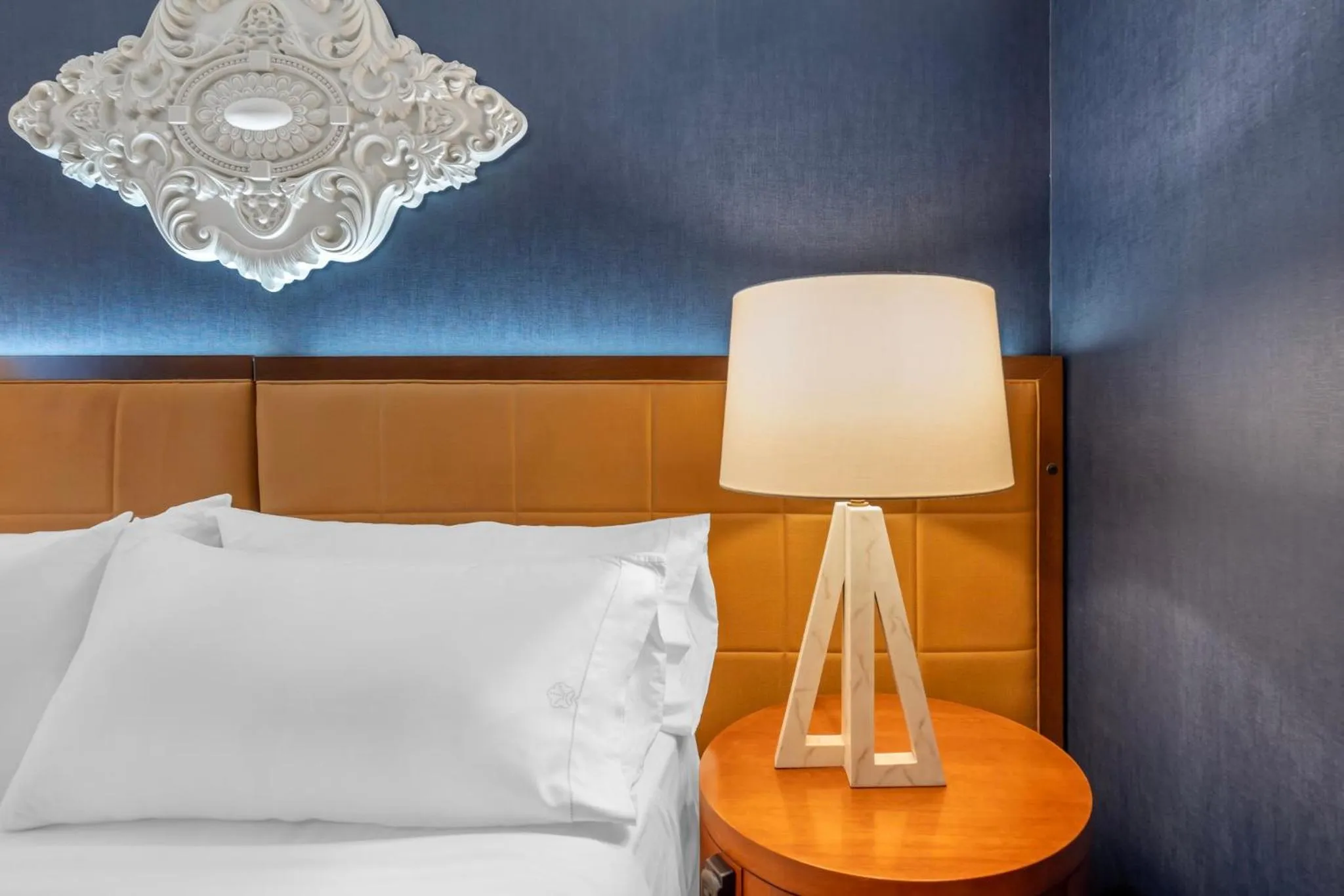 Facade/entrance, Bed in Omni Chicago Hotel