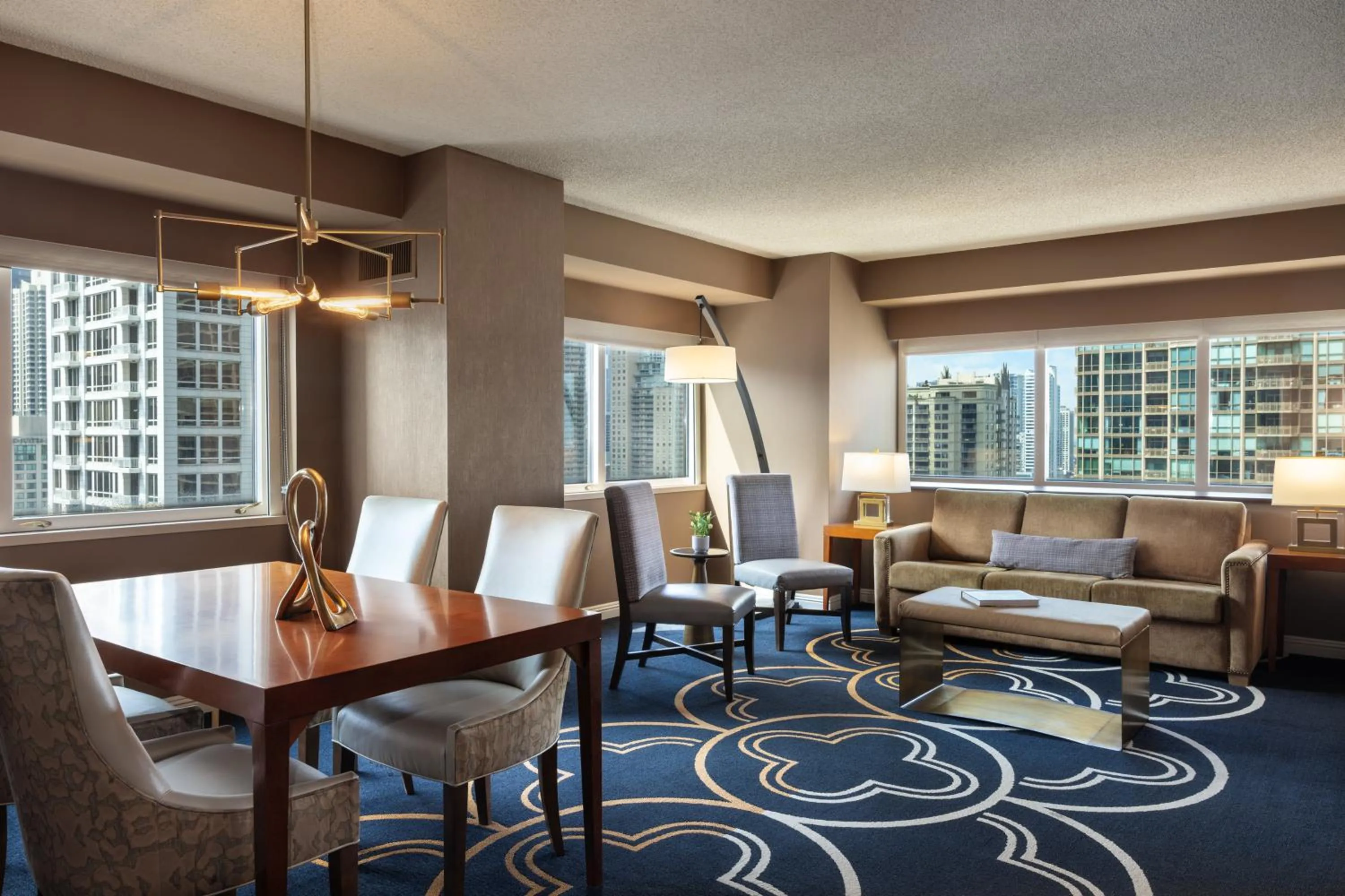 Photo of the whole room in Omni Chicago Hotel