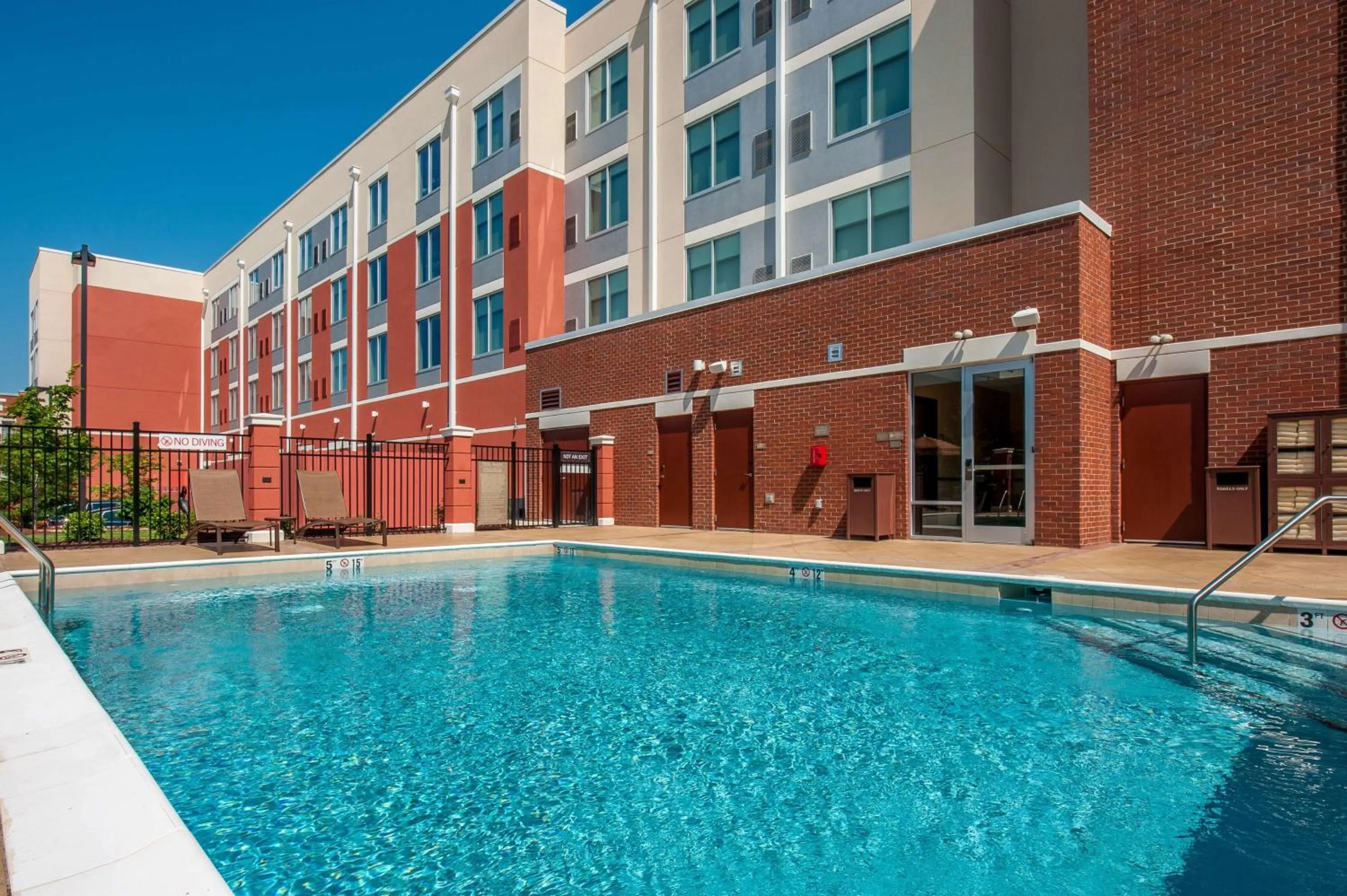 Swimming pool in Hyatt Place Bowling Green