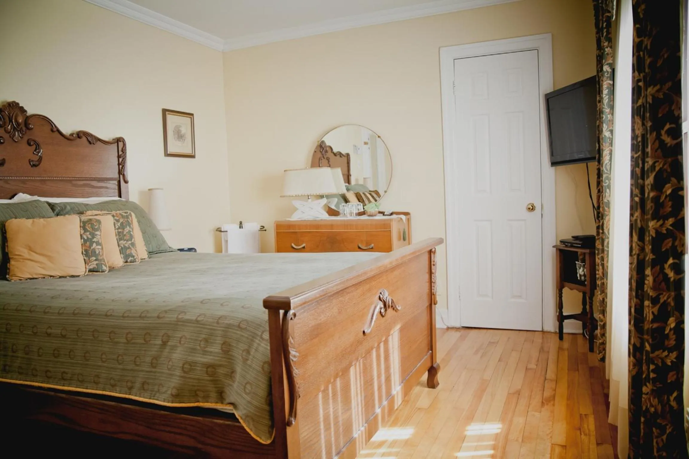 Photo of the whole room, Bed in Maison Des Jardins B & B