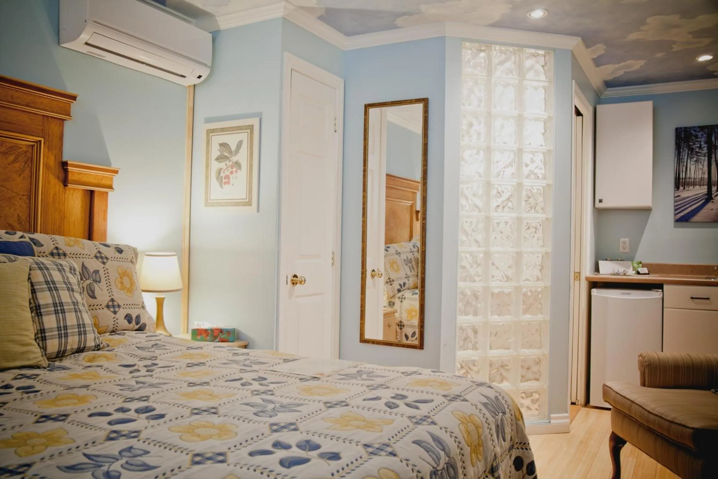 Decorative detail, Bed in Maison Des Jardins B & B