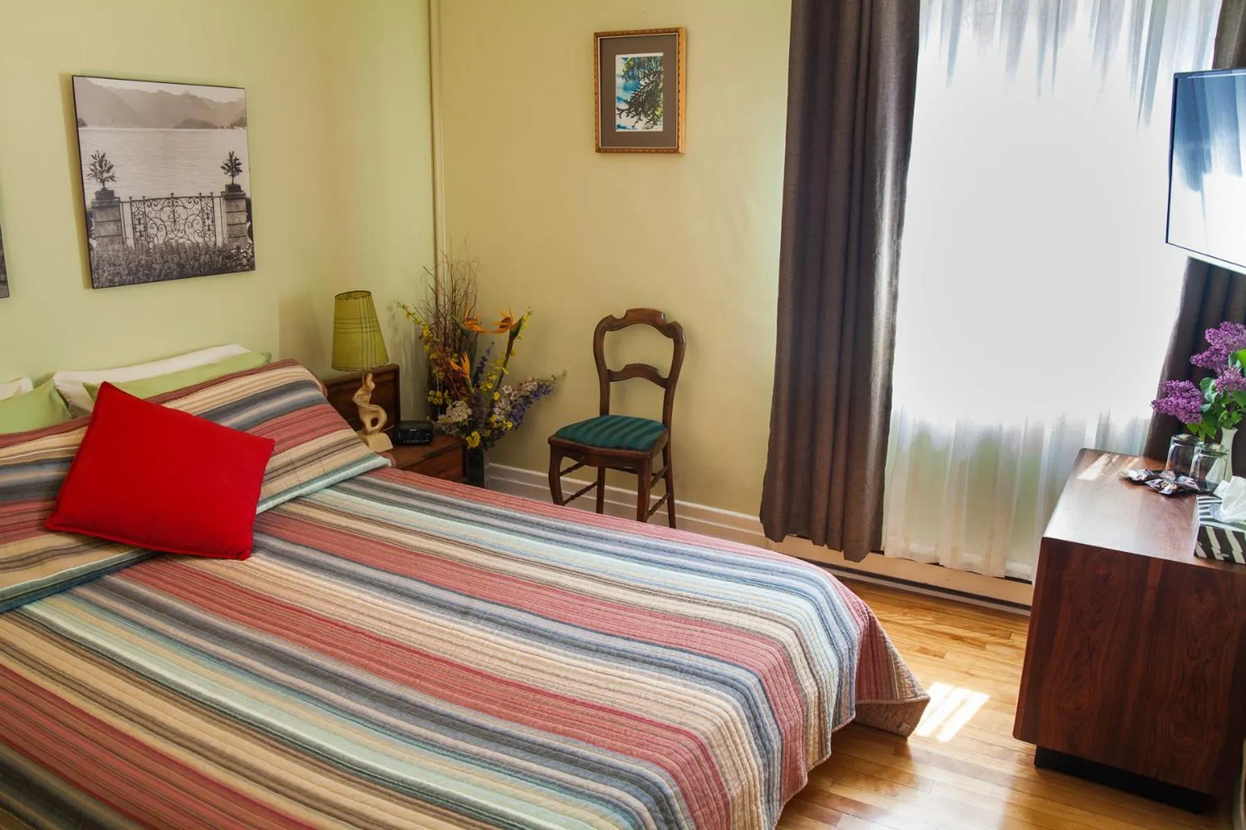Bedroom, Bed in Maison Des Jardins B & B