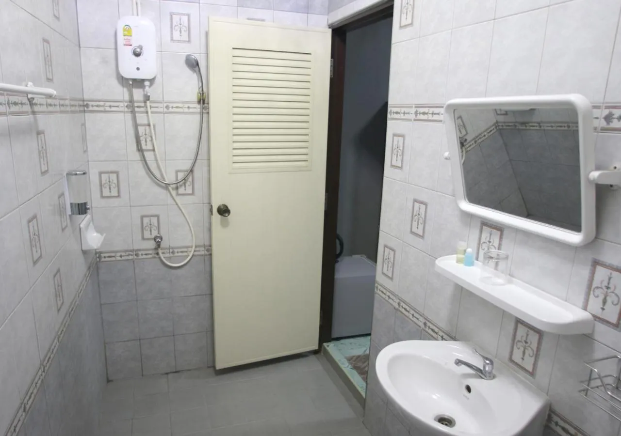 Shower in Le Saint Germain