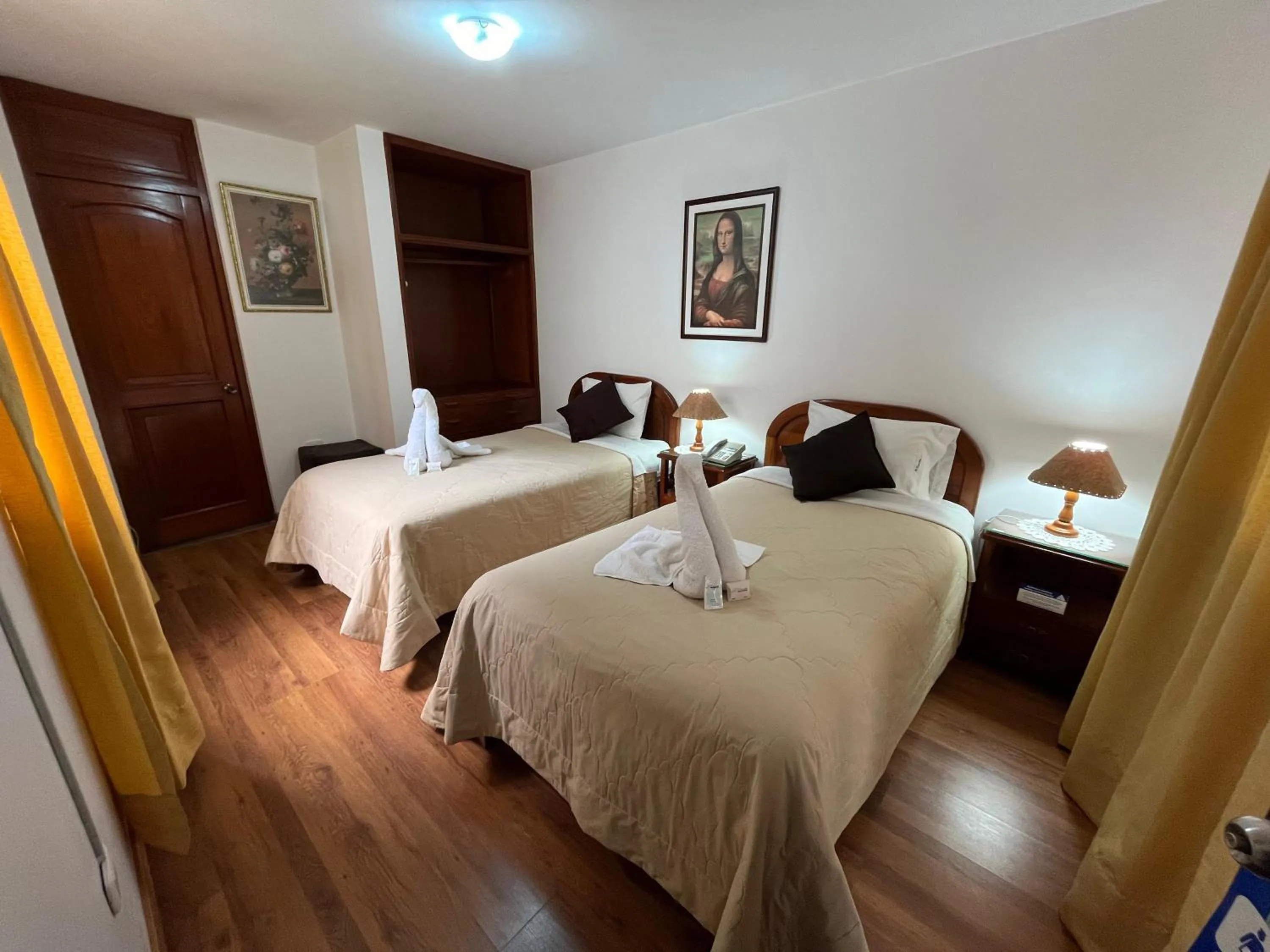 Photo of the whole room, Bed in El Cumbe Inn