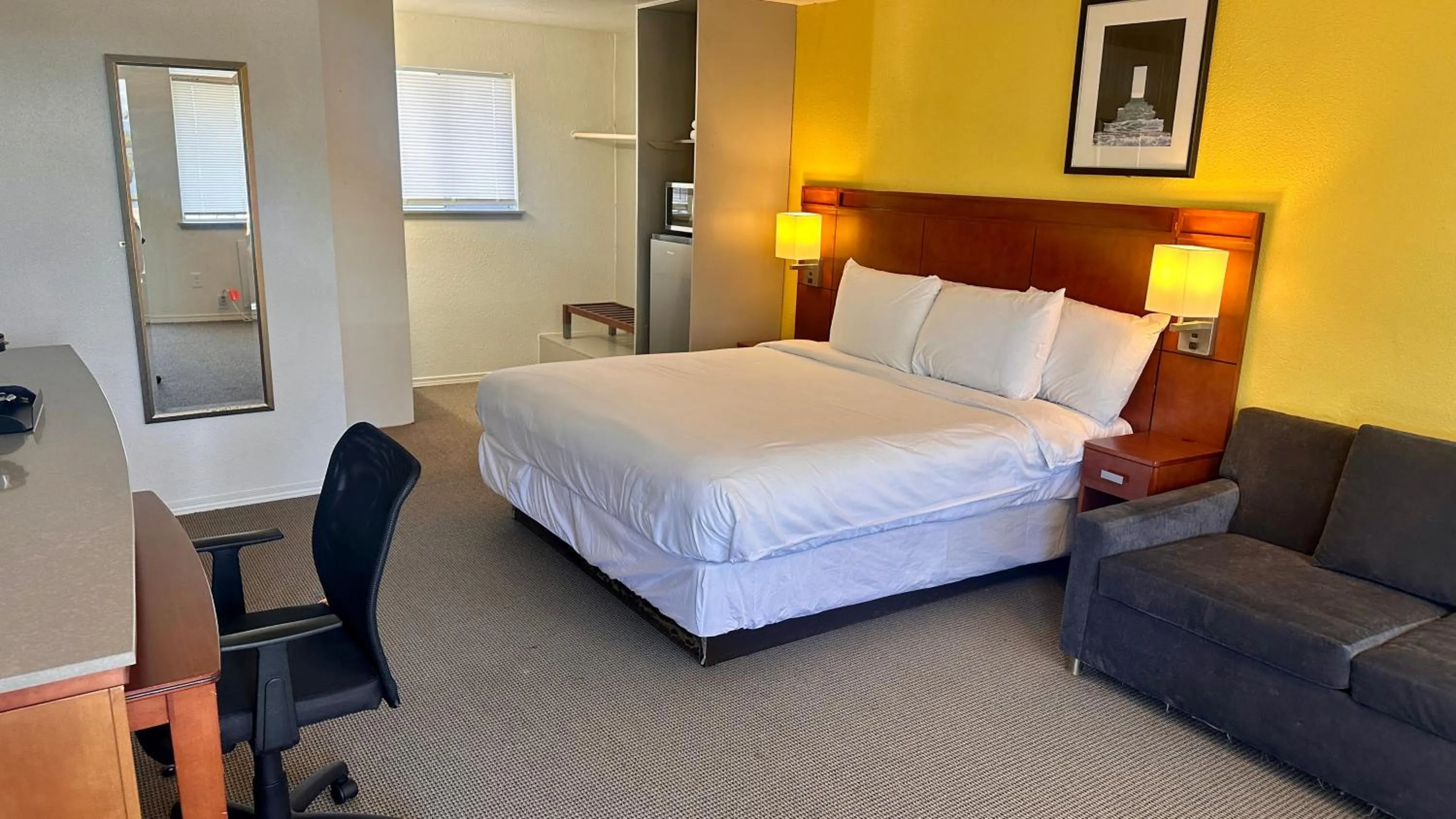 Bed in Lakeshore Inn Water Front