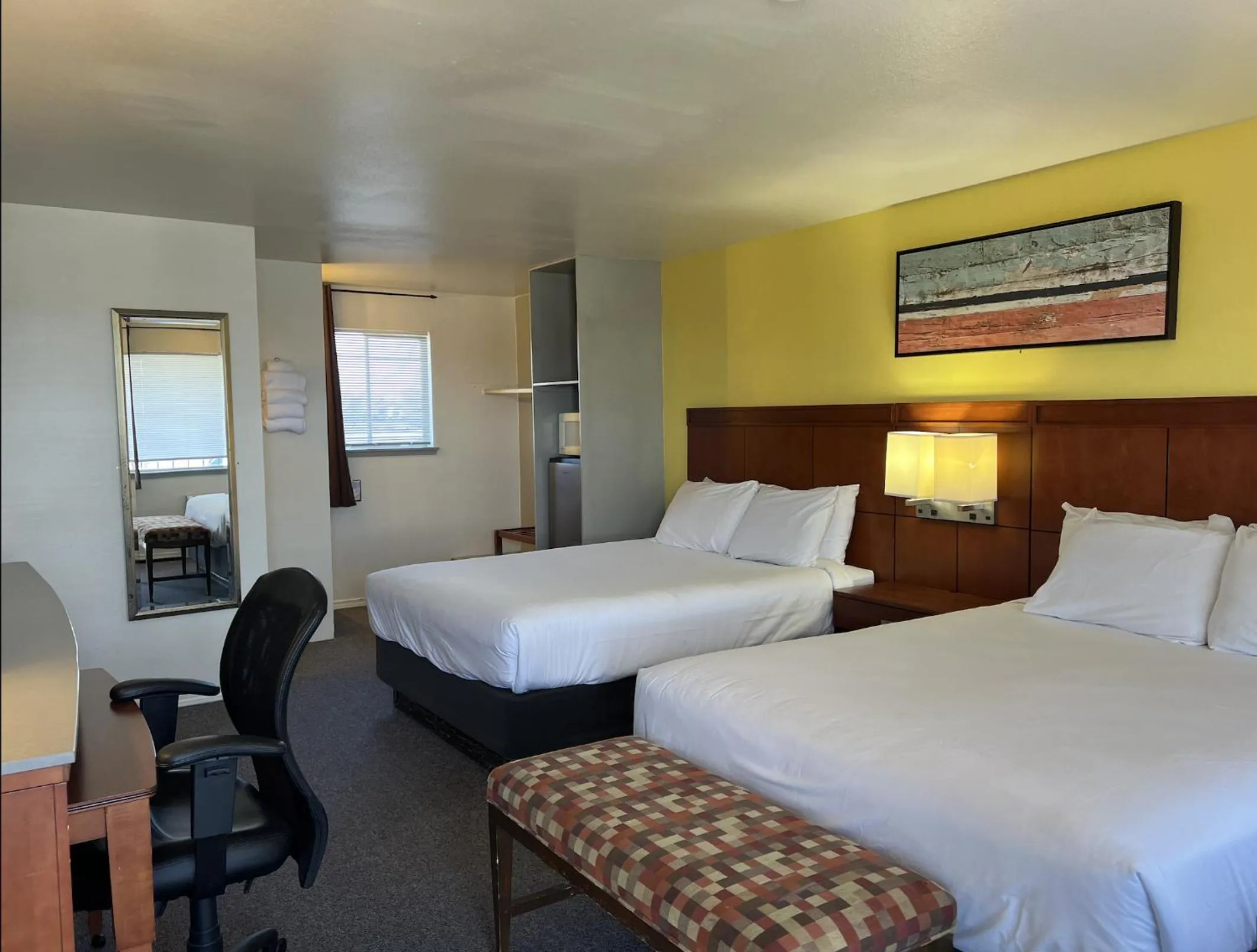 Bed in Lakeshore Inn Water Front